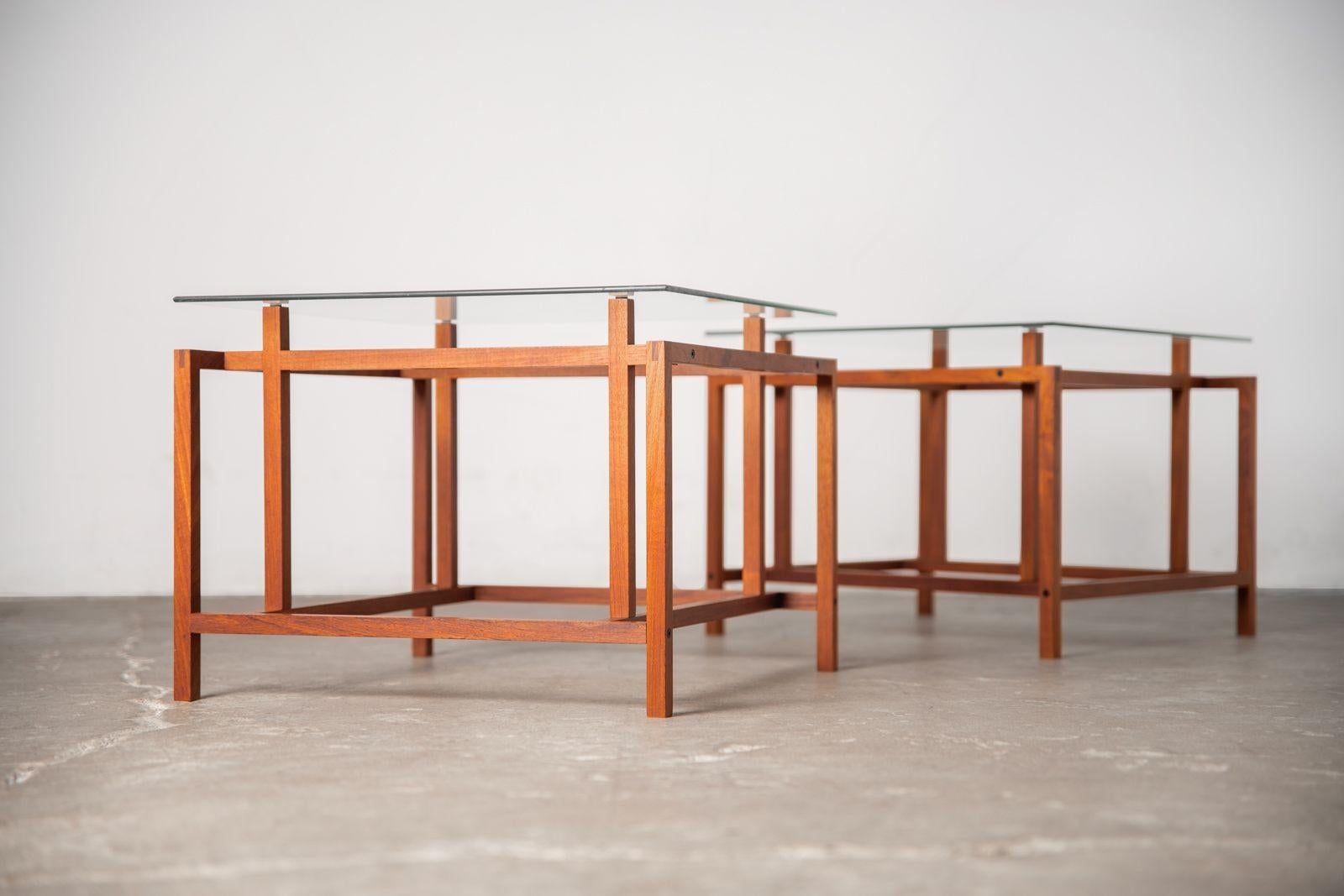 Vetro Henning Norgaard per Komfort Mobler Tavolini architettonici in teak e vetro in vendita
