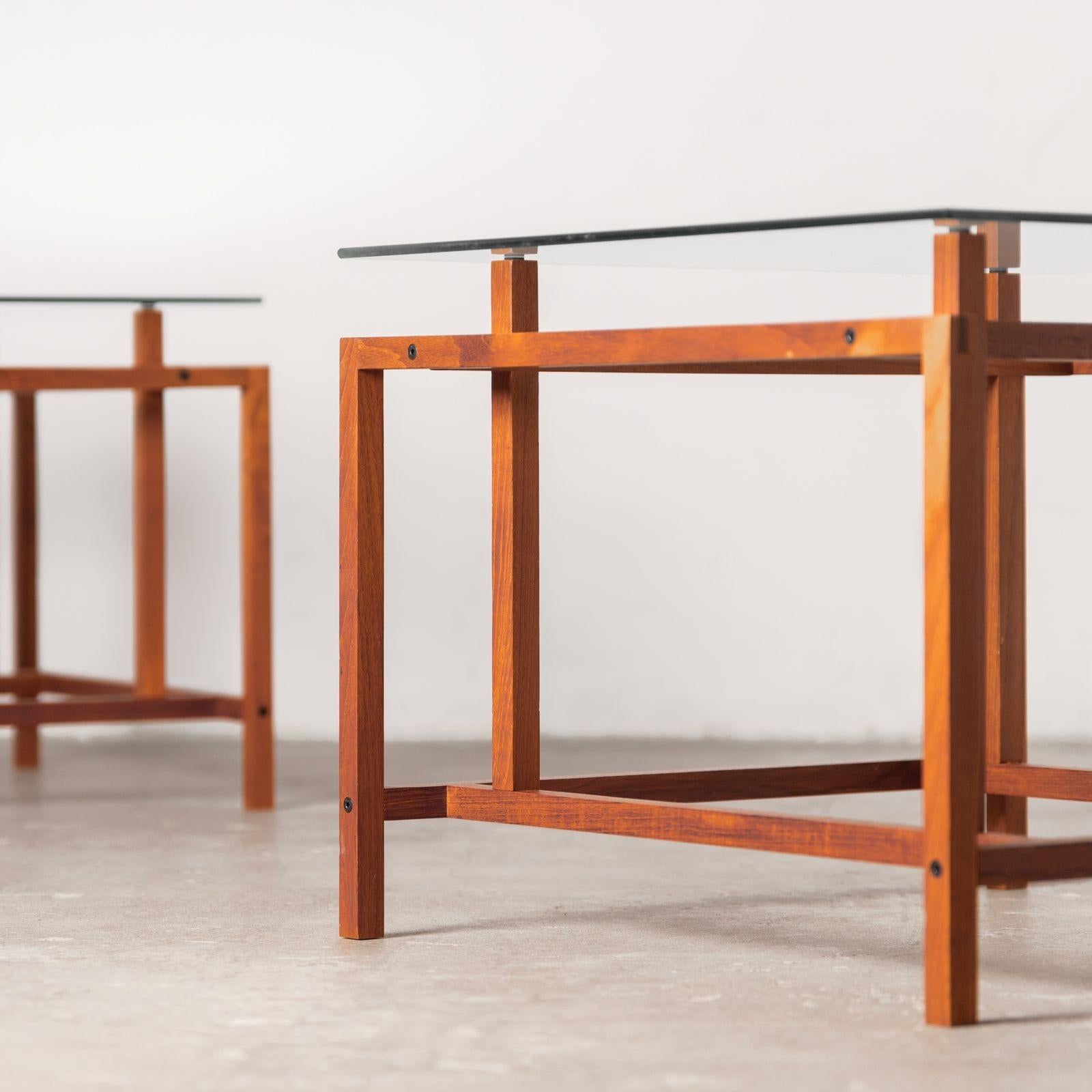 Henning Norgaard per Komfort Mobler Tavolini architettonici in teak e vetro in vendita 1