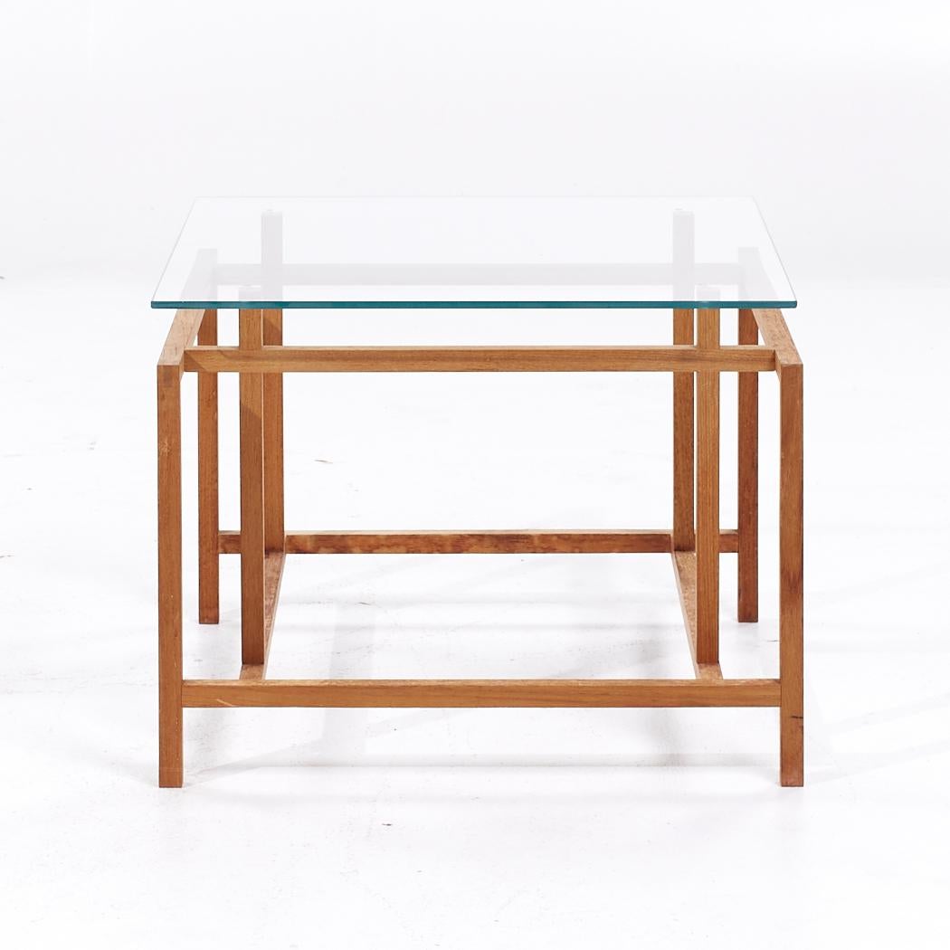 Henning Norgaard para Komfort Mobler MCM Mesas auxiliares de teca y cristal - Pareja en Bueno estado para la venta en Countryside, IL