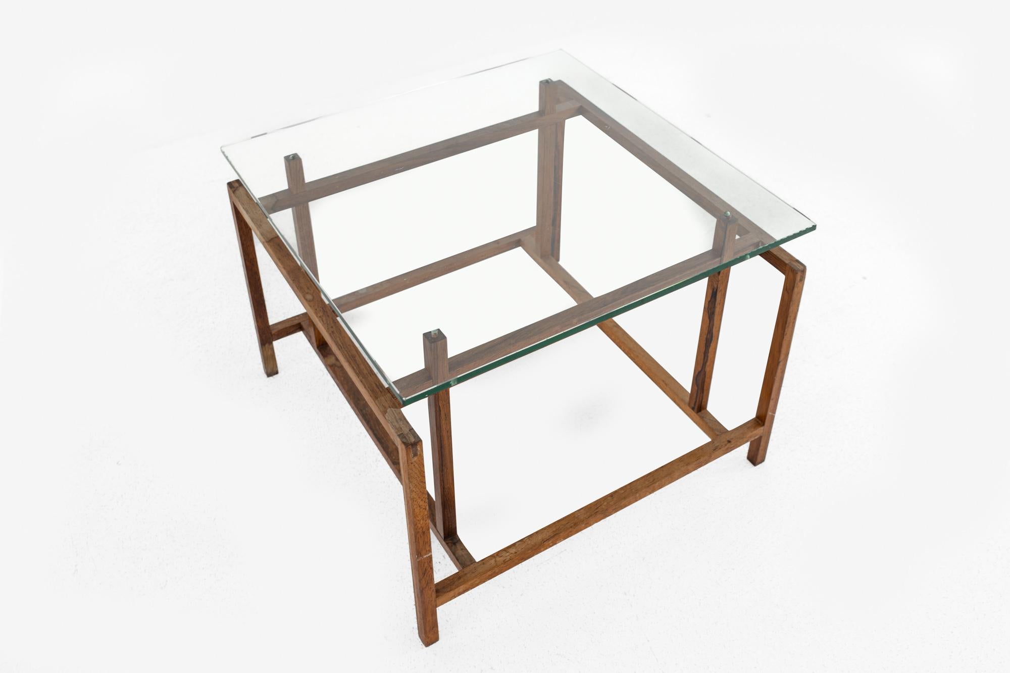 Danois Henning Norgaard pour Komfort Mobler table d'appoint mi-siècle en bois de rose et verre en vente
