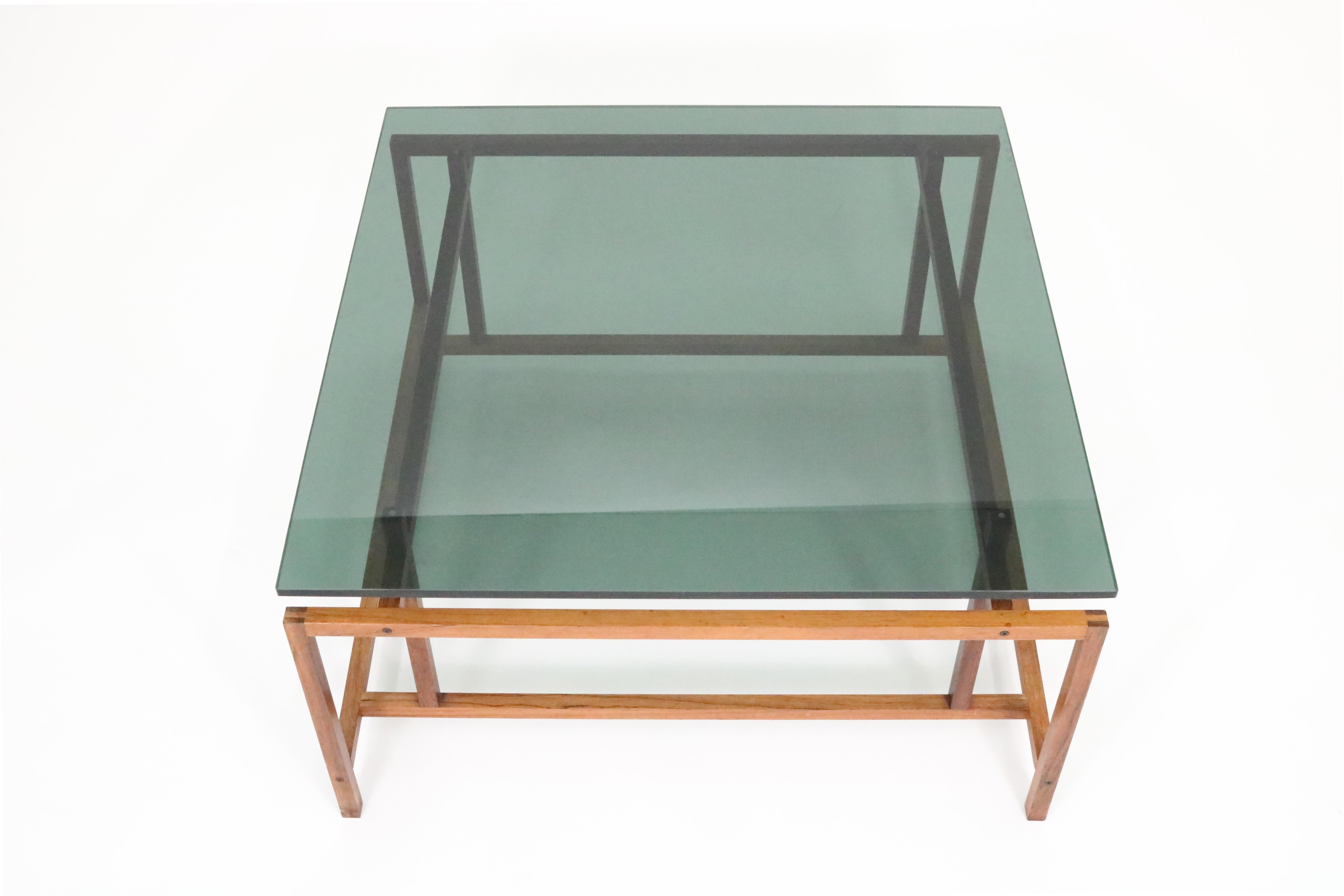 Scandinave moderne Henning Norgaard pour Komfort table basse en bois de rose et plateau en verre flottant en vente