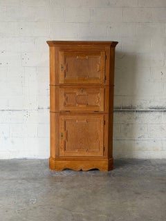 Mobile angolare in rovere di Henning Kjærnulf con 3 ante a pannelli, vintage danese