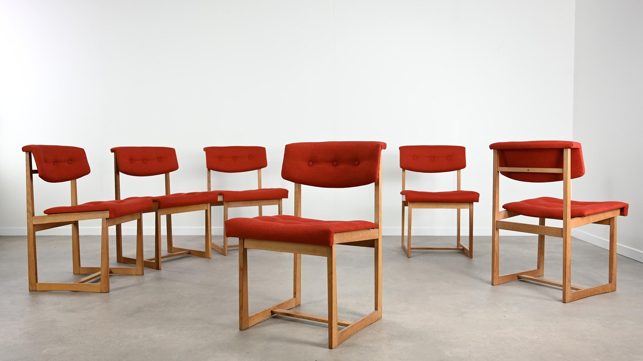 Rare ensemble de 6 chaises, par le designer danois Henning Sørensen pour Hos Dan-Ex. Dossier et pad d'assise tapissés en tissu rouge corail, structures en chêne massif. Petites traces d'usage et légère patine du temps sur les structures, très bon