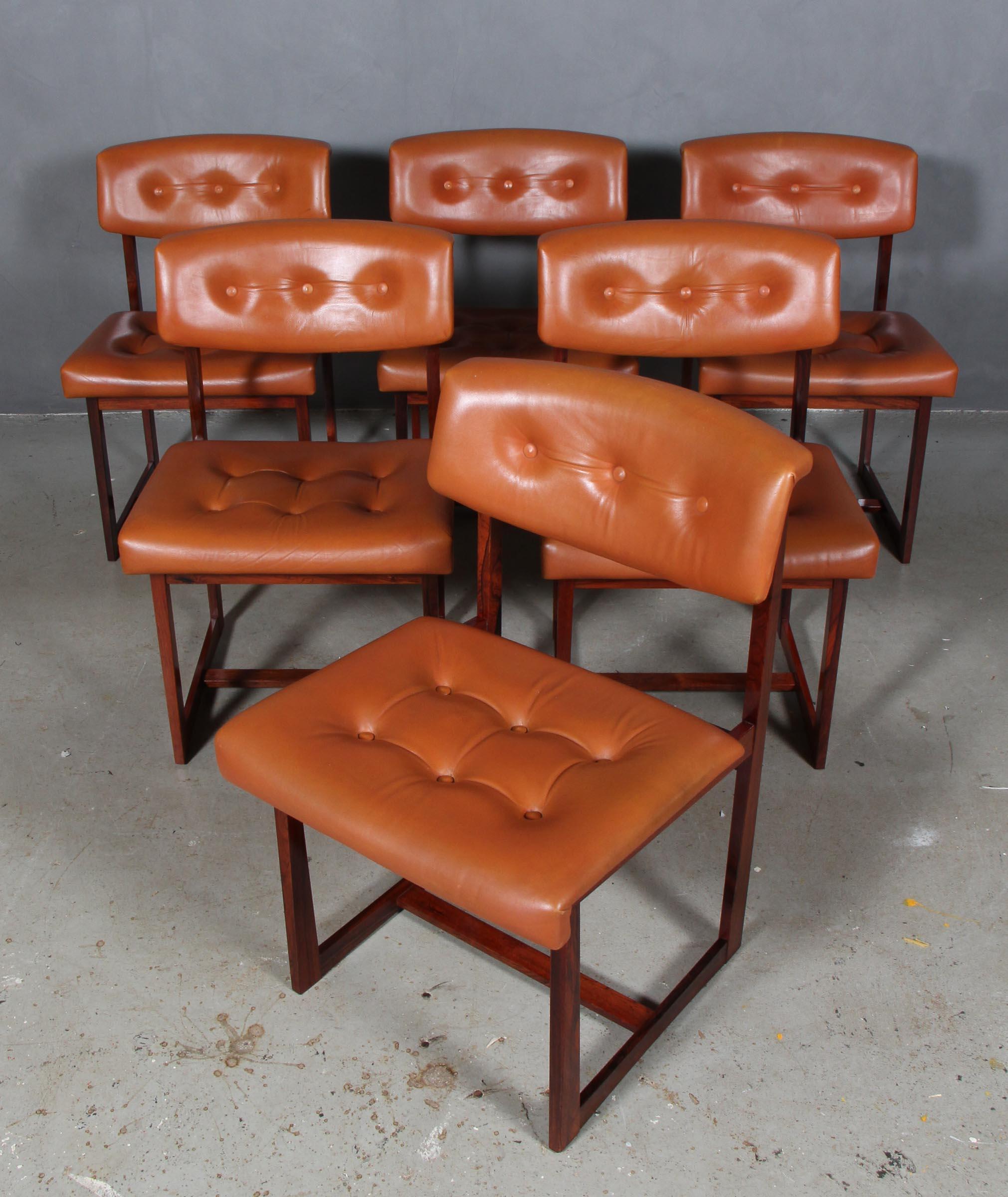 Henning Sørensen set of six dining chairs in rosewood.

Original upholstered with tan aniline leather.

Made by Dan-EX in the 1960s.