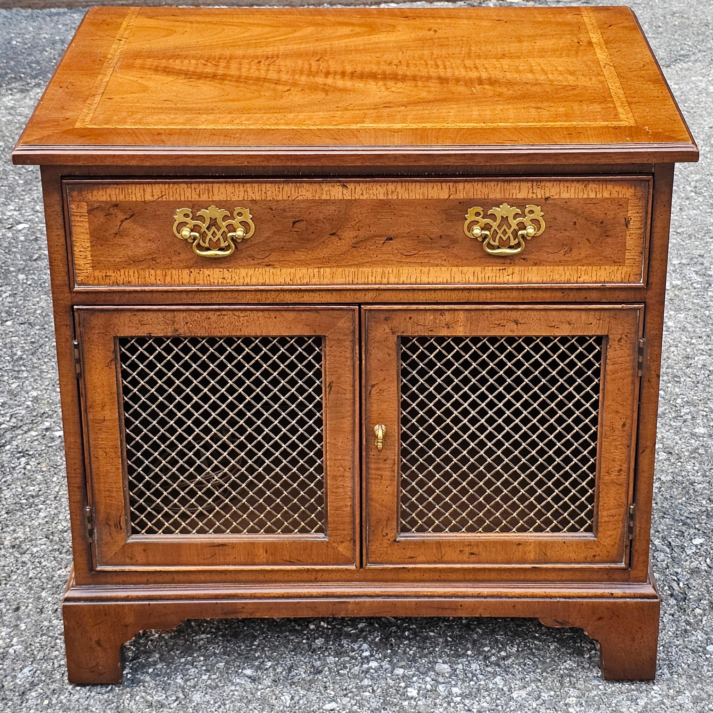 Portefeuille du 18e siècle en acajou incrusté de bois de satin et à façade grillagée. Fil pour lampe de table et autres accessoires électriques. 
 Mesure 25