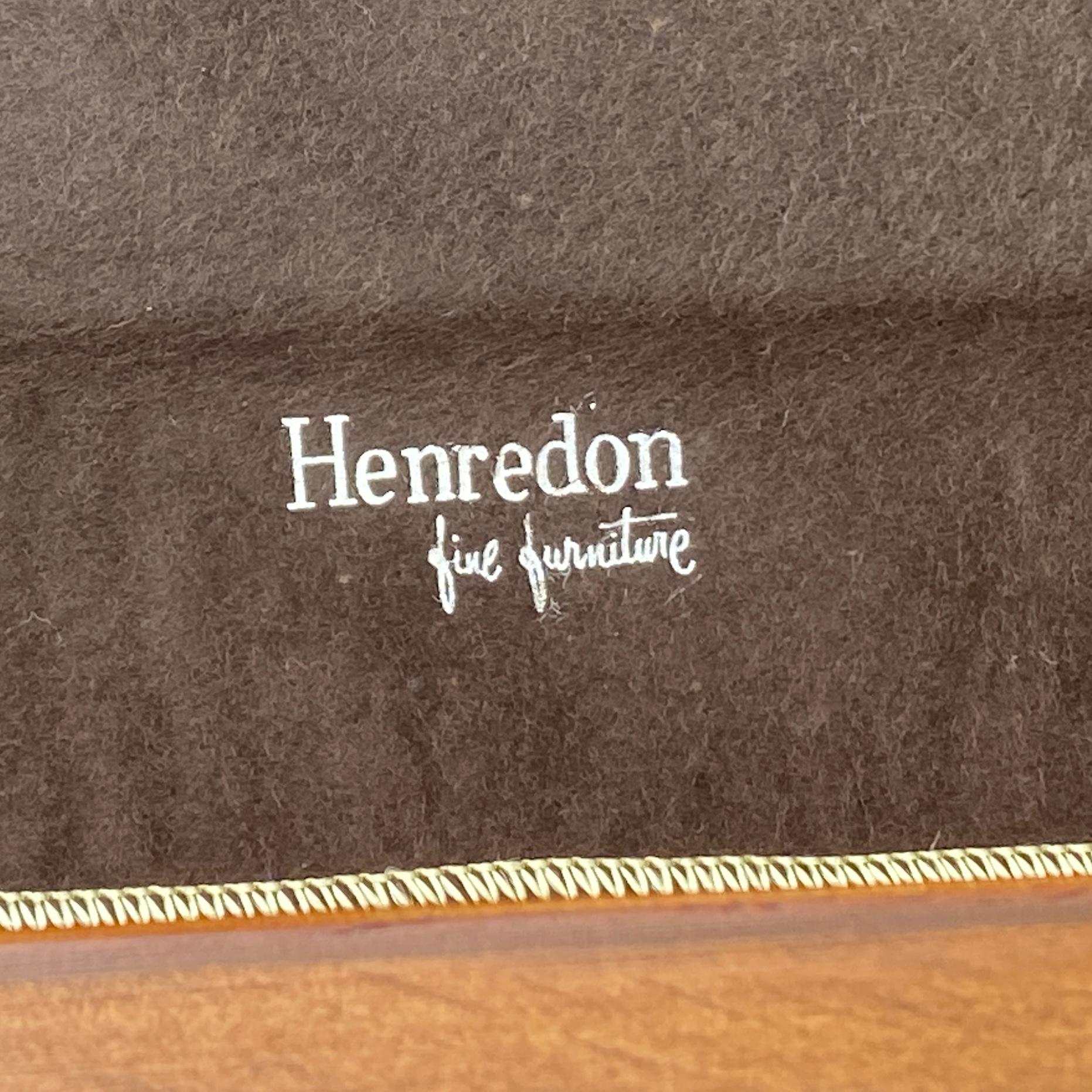 Henredon, crédence en noyer du Portfolio du 18e siècle Bon état - En vente à West Chester, PA