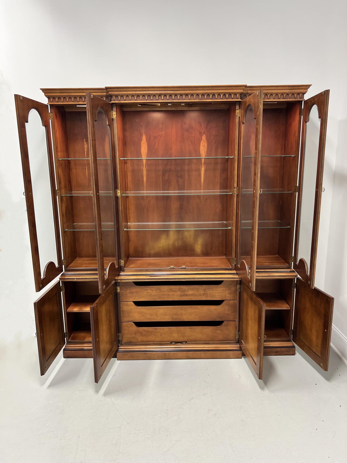 Georgian HENREDON 18th Century Portfolio Yew Wood Breakfront Bookcase China Cabinet For Sale