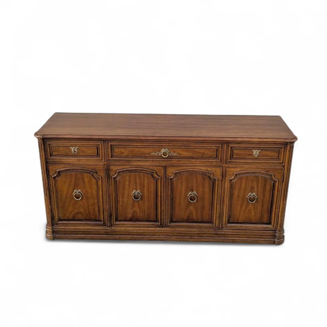 Henredon 1970s Traditional Walnut Sideboard Credenza with Brass Pulls in vendita 2