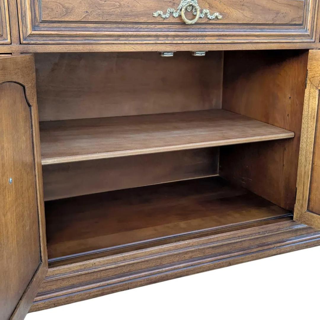 Henredon 1970s Traditional Walnut Sideboard Credenza with Brass Pulls in vendita 3