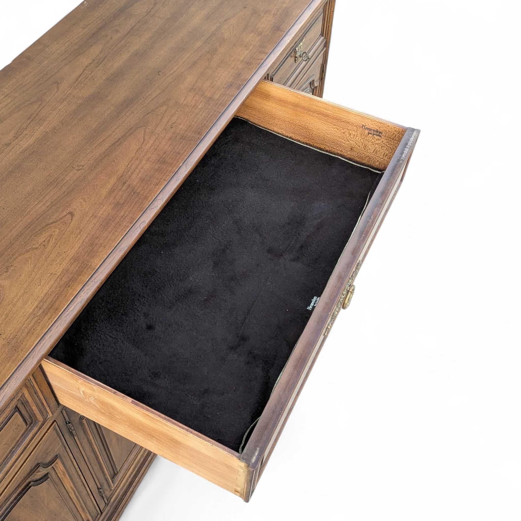 Henredon 1970s Traditional Walnut Sideboard Credenza with Brass Pulls in vendita 6