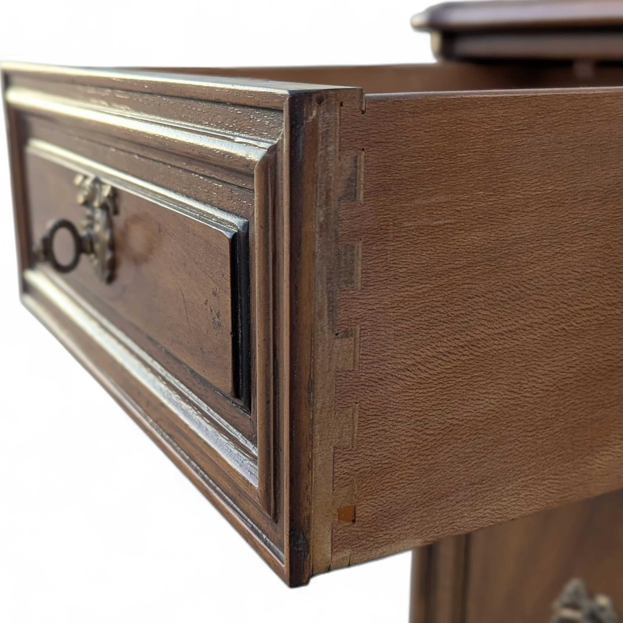 Henredon 1970s Traditional Walnut Sideboard Credenza with Brass Pulls in vendita 7