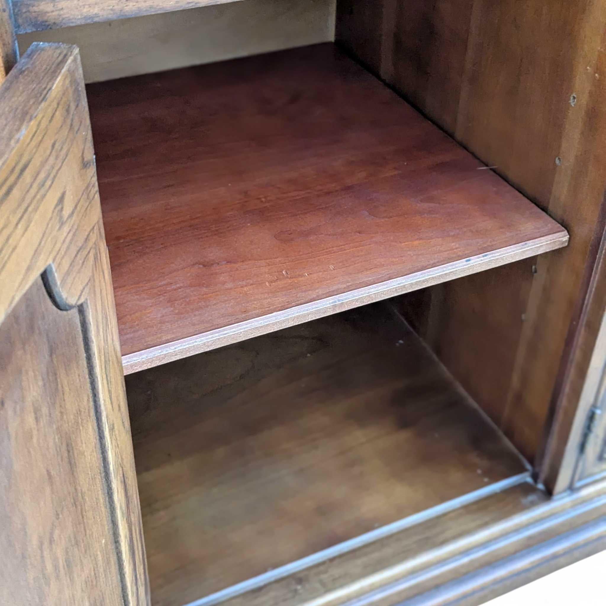 Henredon 1970s Traditional Walnut Sideboard Credenza with Brass Pulls in vendita 9