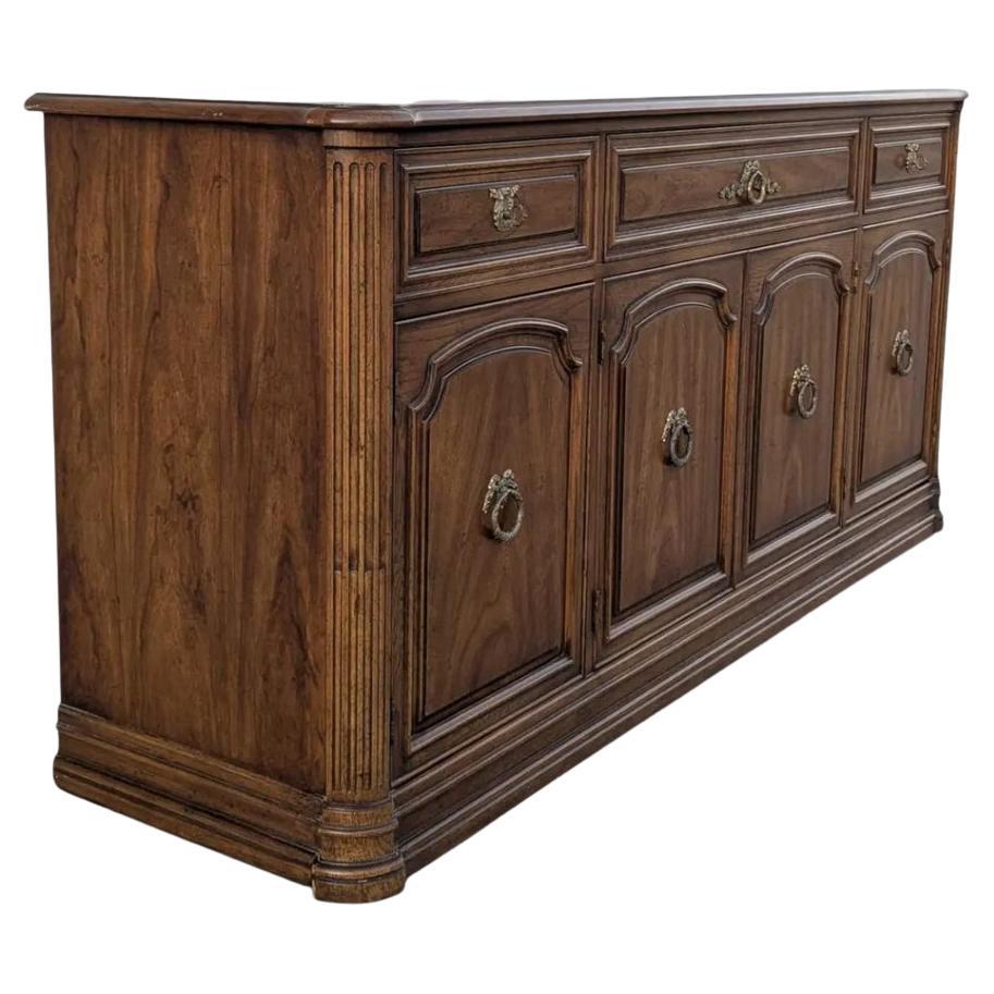 Neoclassico Henredon 1970s Traditional Walnut Sideboard Credenza with Brass Pulls in vendita