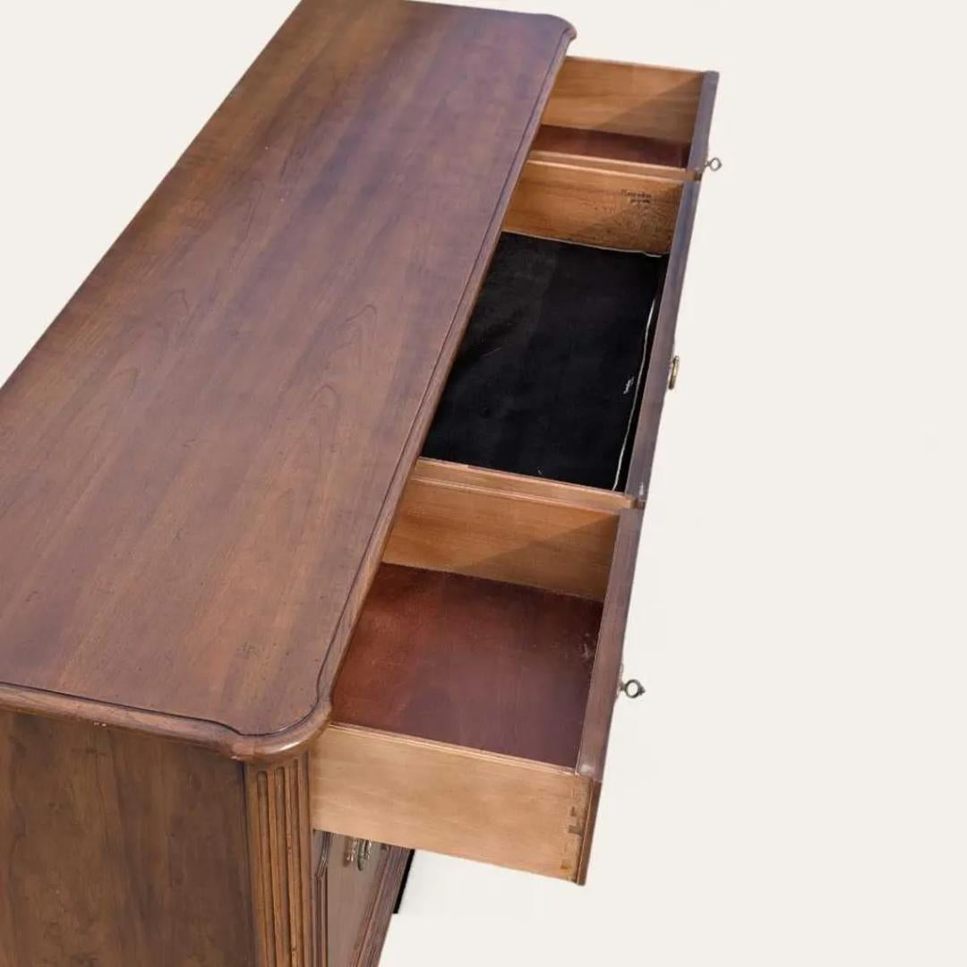 Americano Henredon 1970s Traditional Walnut Sideboard Credenza with Brass Pulls in vendita