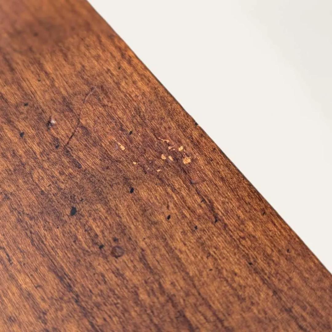 Impiallacciato Henredon 1970s Traditional Walnut Sideboard Credenza with Brass Pulls in vendita
