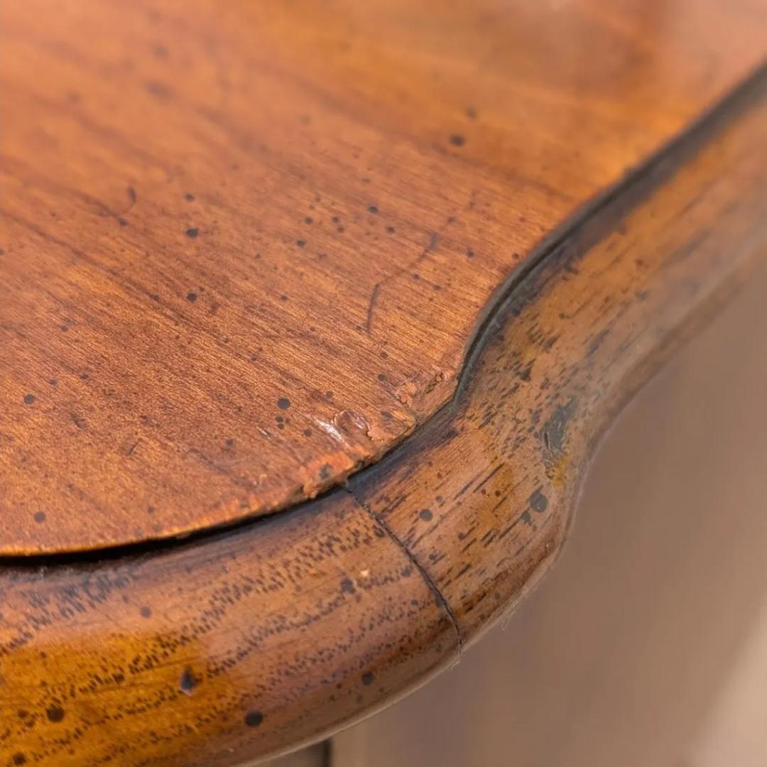 Henredon 1970s Traditional Walnut Sideboard Credenza with Brass Pulls In condizioni buone in vendita a Rancho Cucamonga, CA