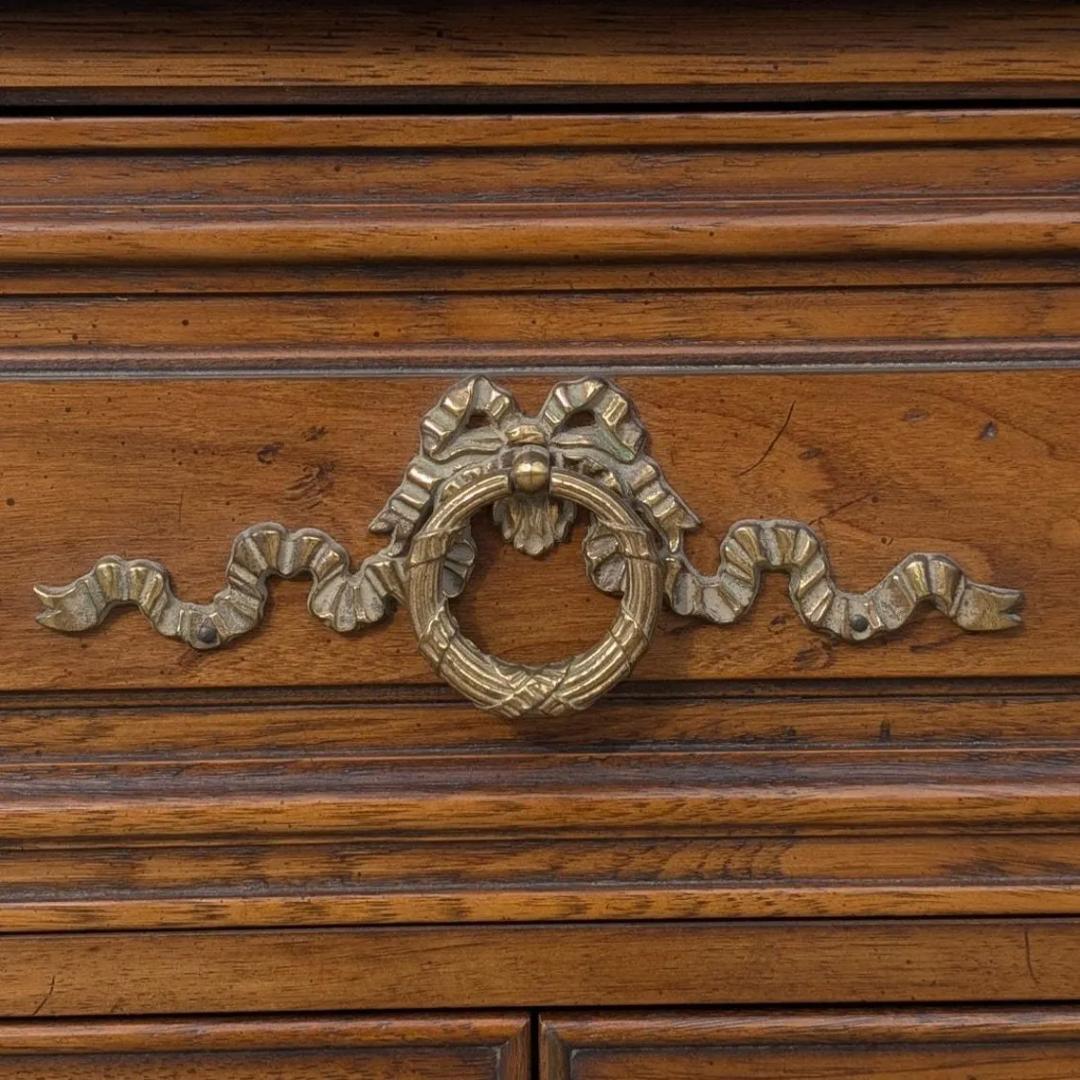 XX secolo Henredon 1970s Traditional Walnut Sideboard Credenza with Brass Pulls in vendita