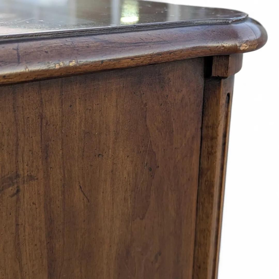 Ottone Henredon 1970s Traditional Walnut Sideboard Credenza with Brass Pulls in vendita