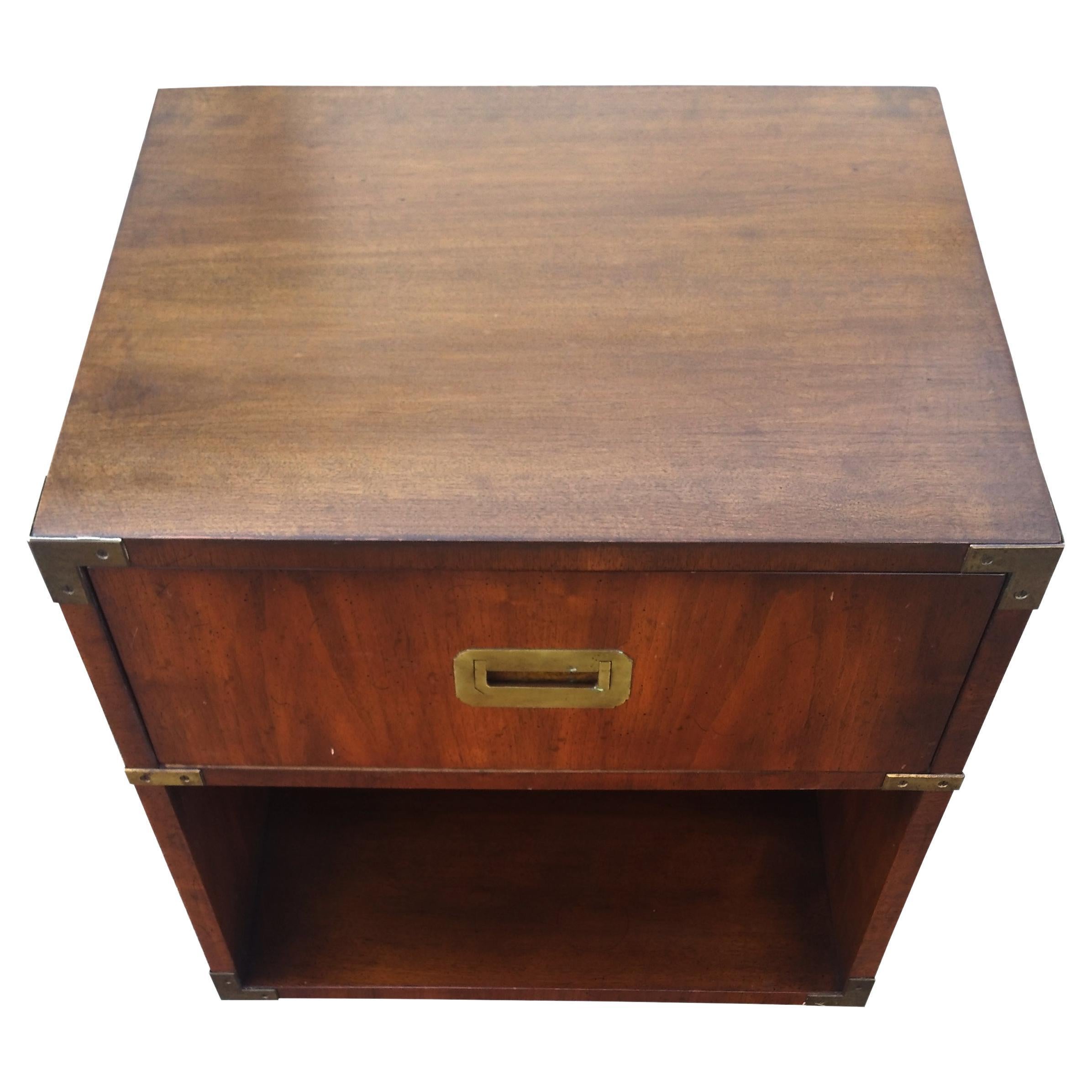 Henredon 22 Campaign Style Walnut Nightstand

Single campaign side table or nightstand. Single drawer with open storage beneath. Walnut with recessed brass pull and details.