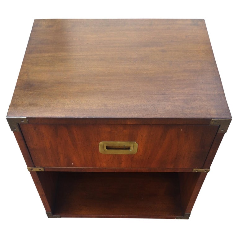 Henredon 22? campaign style walnut nightstand

Single campaign side table or nightstand. Single drawer with open storage beneath. Walnut with recessed brass pull and details.