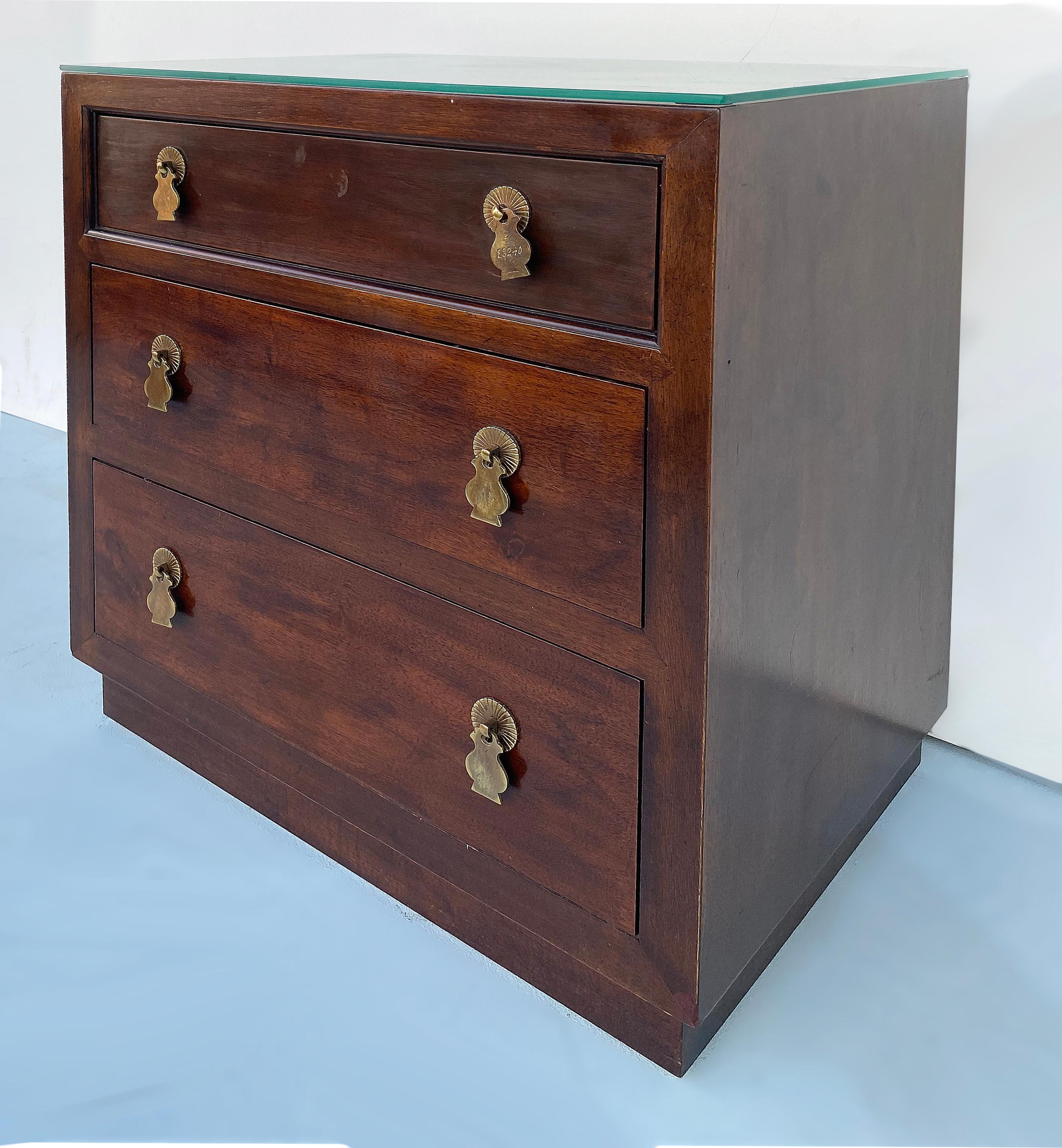 Henredon 3 drawer chests nightstands with brass hardware - Pair

Offered for sale is a pair of Henredon three-drawer chests with brass hardware that can be used as chests or nightstands. The unusual drop pulls are quite interesting and are marked