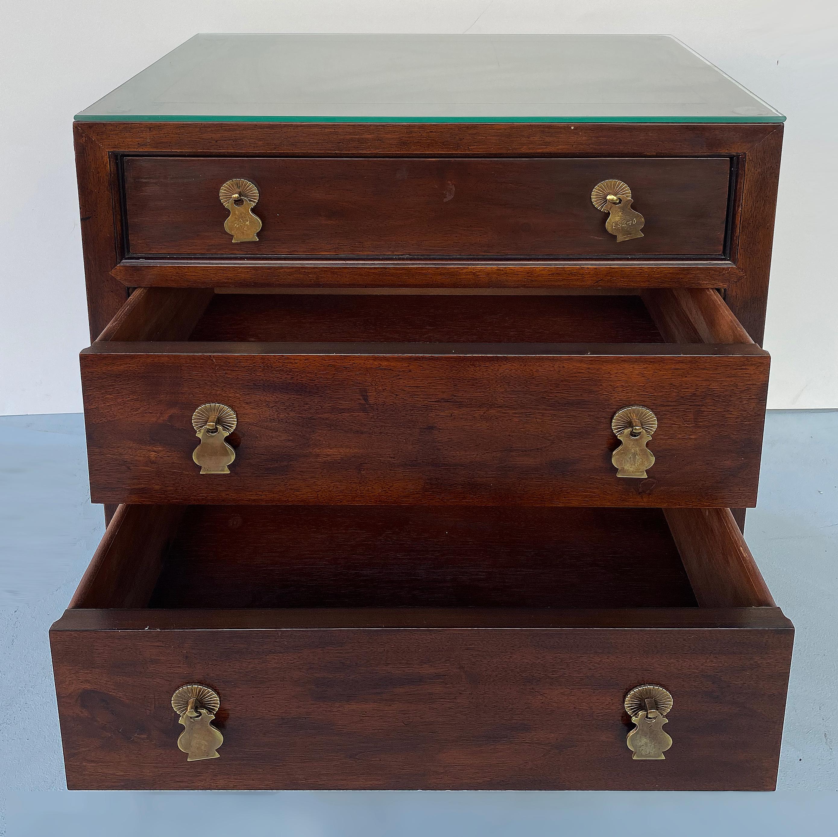 Henredon 3 Drawer Chests Nightstands with Brass Hardware, Pair In Good Condition In Miami, FL