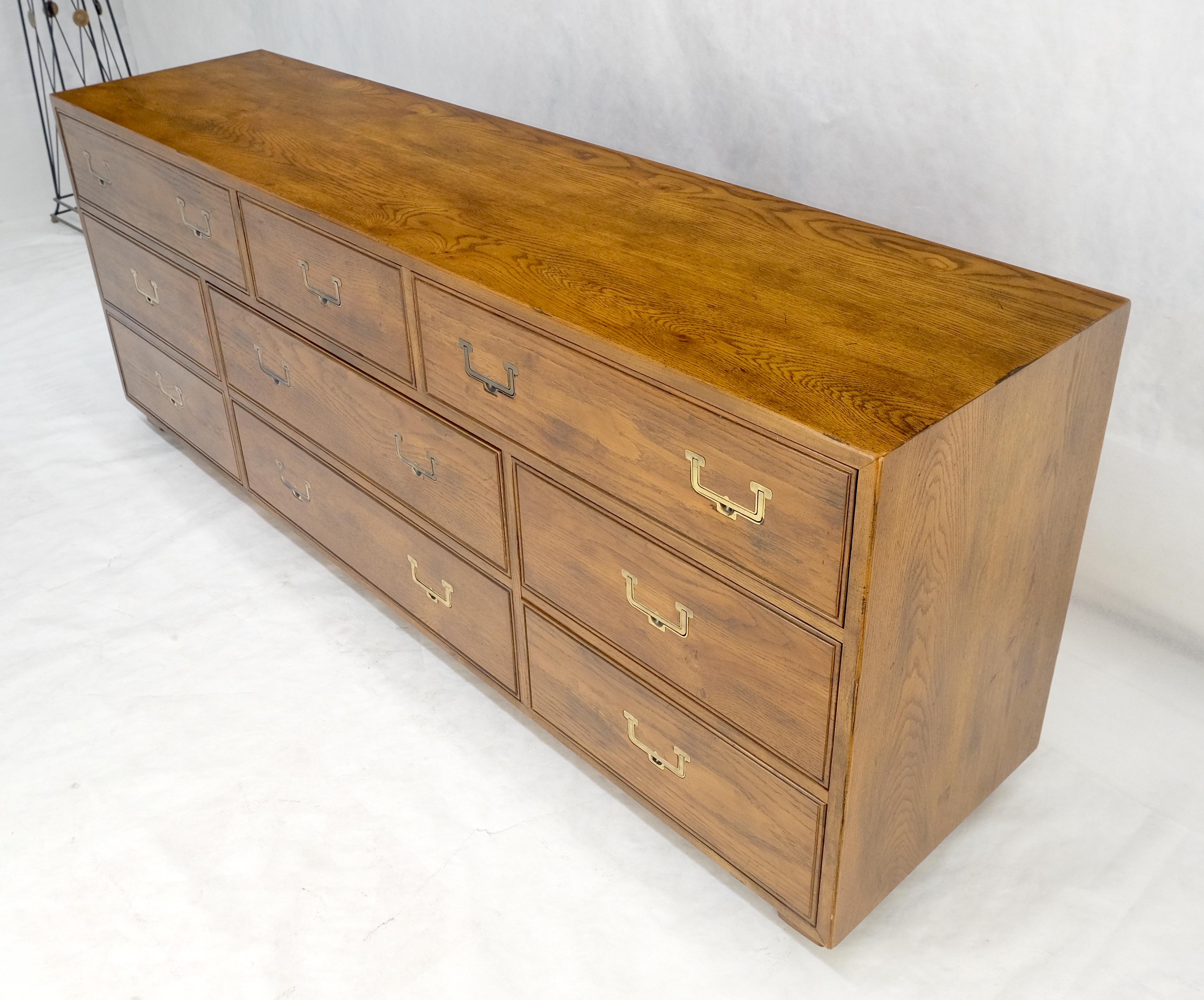 Henredon 9 tiroirs Oak Campaigner Long Dresser Credenza Brass Pulls MINT ! en vente 3