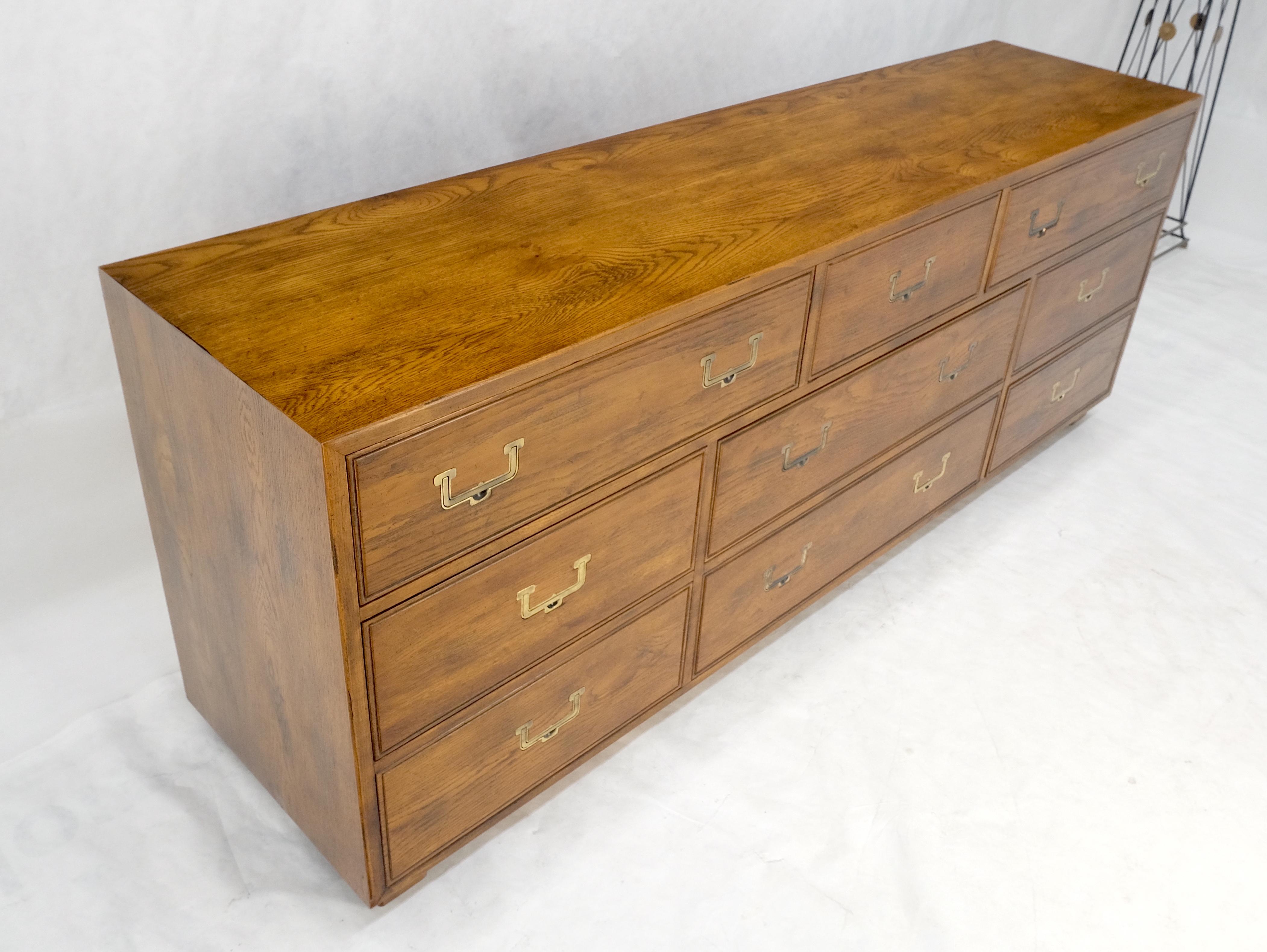 Henredon 9 tiroirs Oak Campaigner Long Dresser Credenza Brass Pulls MINT ! en vente 4