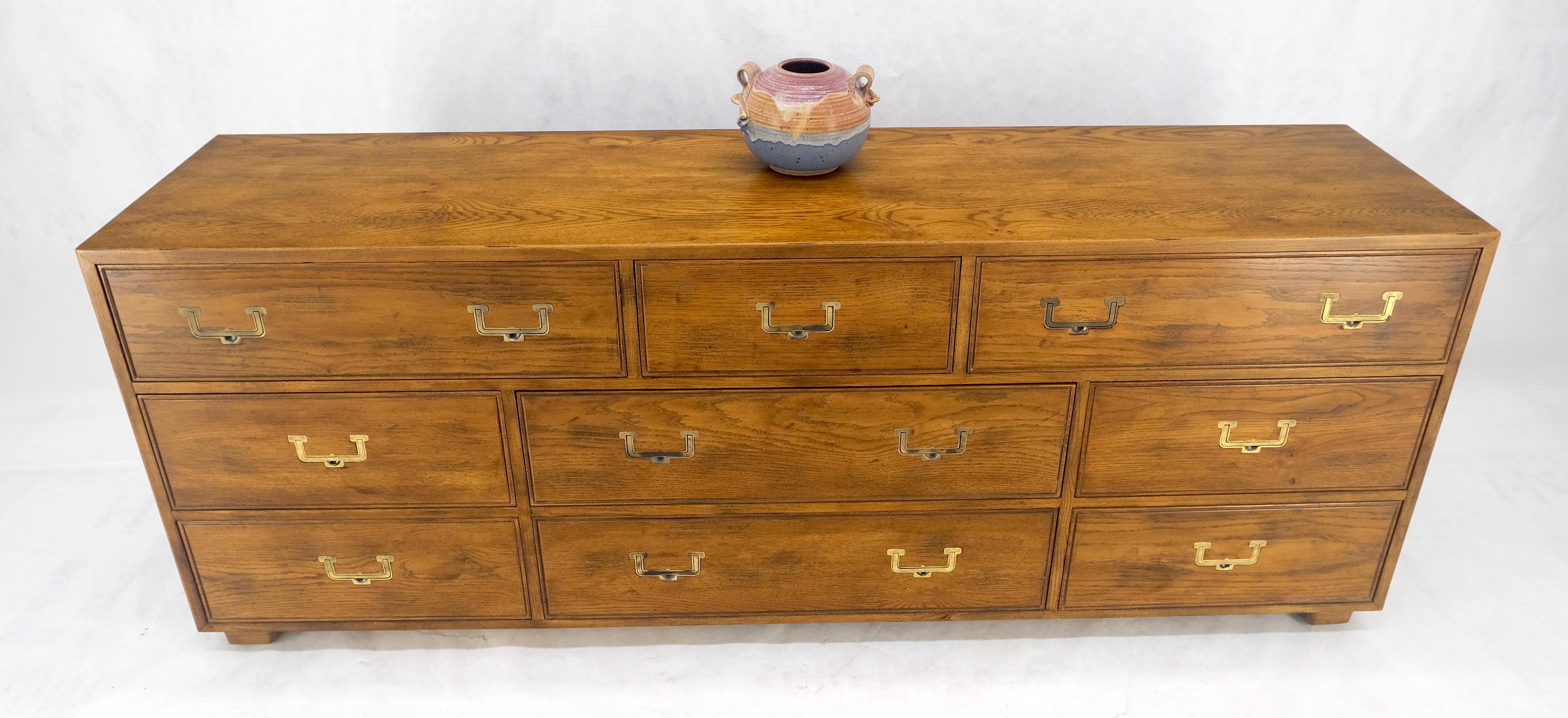 Henredon 9 tiroirs Oak Campaigner Long Dresser Credenza Brass Pulls MINT ! en vente 5