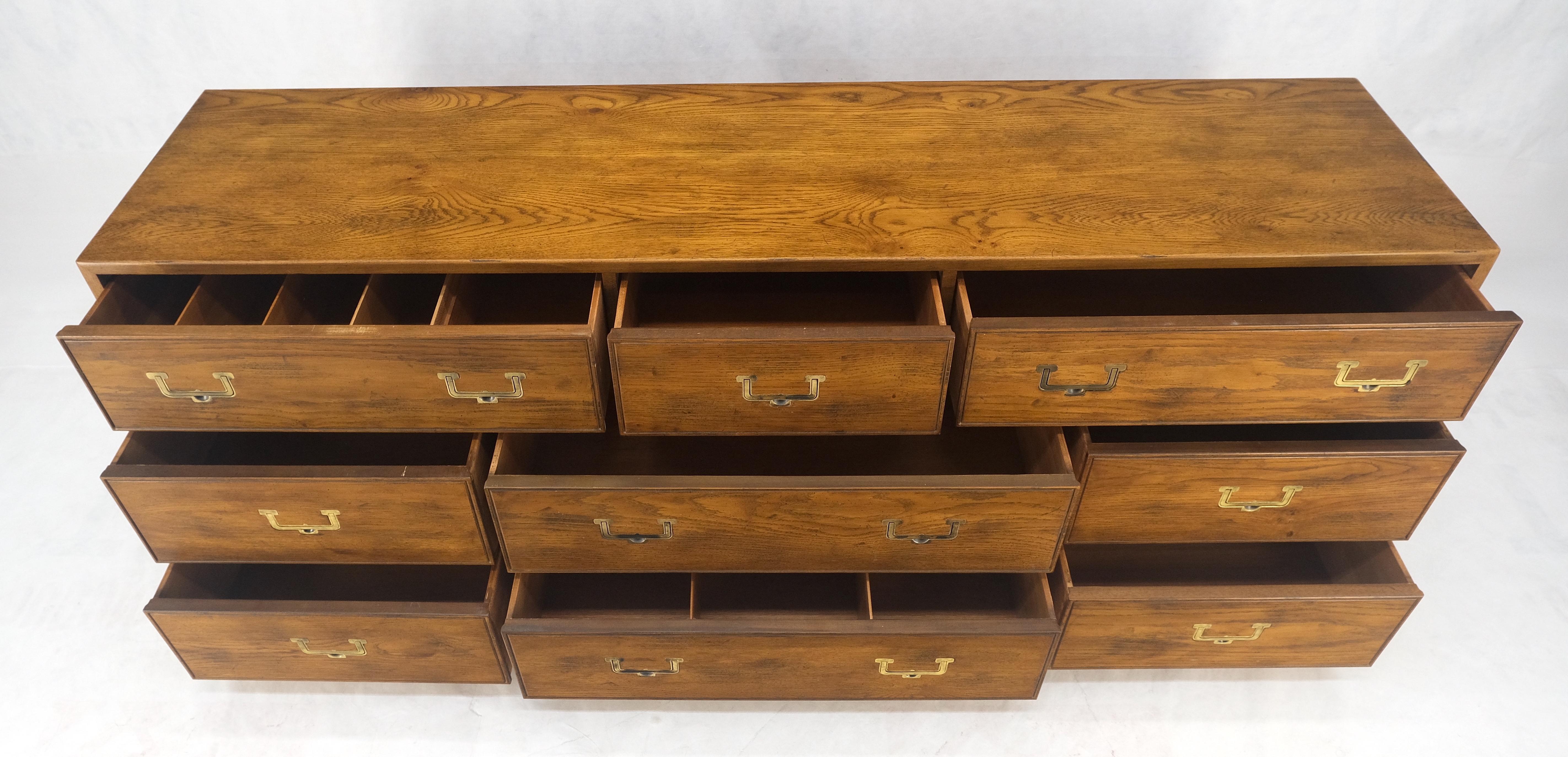 Henredon 9 tiroirs Oak Campaigner Long Dresser Credenza Brass Pulls MINT ! en vente 6