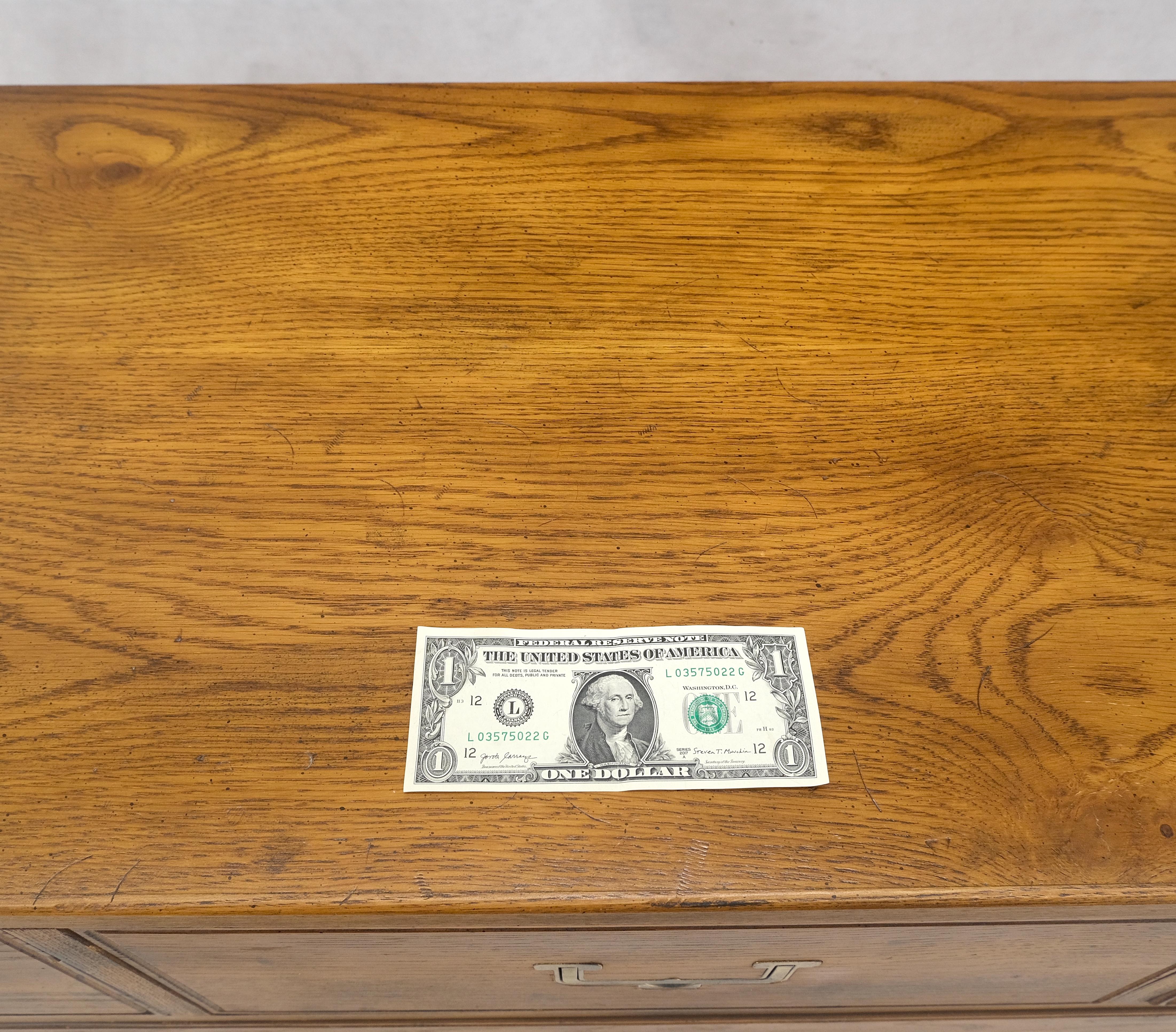 Henredon 9 tiroirs Oak Campaigner Long Dresser Credenza Brass Pulls MINT ! en vente 8