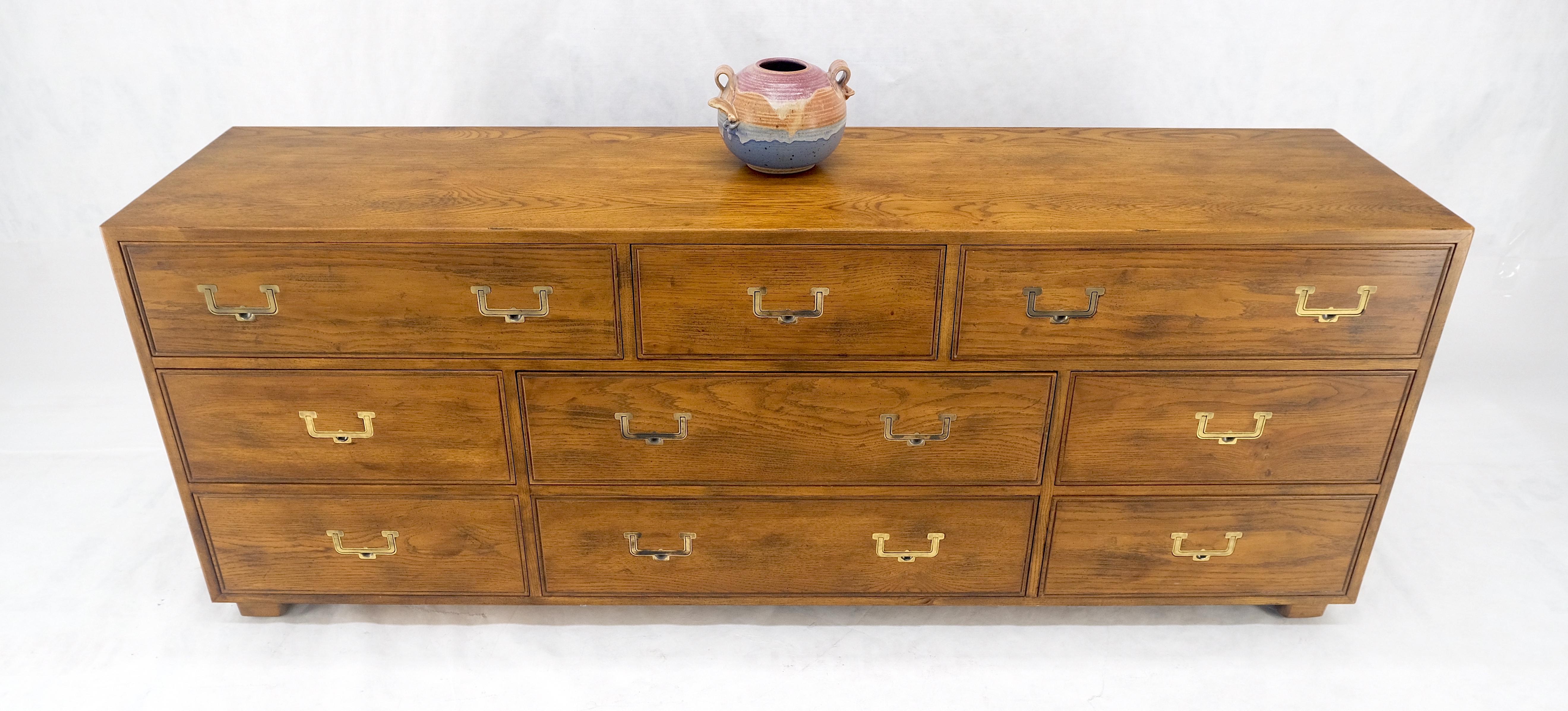 Mid-Century Modern Henredon 9 tiroirs Oak Campaigner Long Dresser Credenza Brass Pulls MINT ! en vente