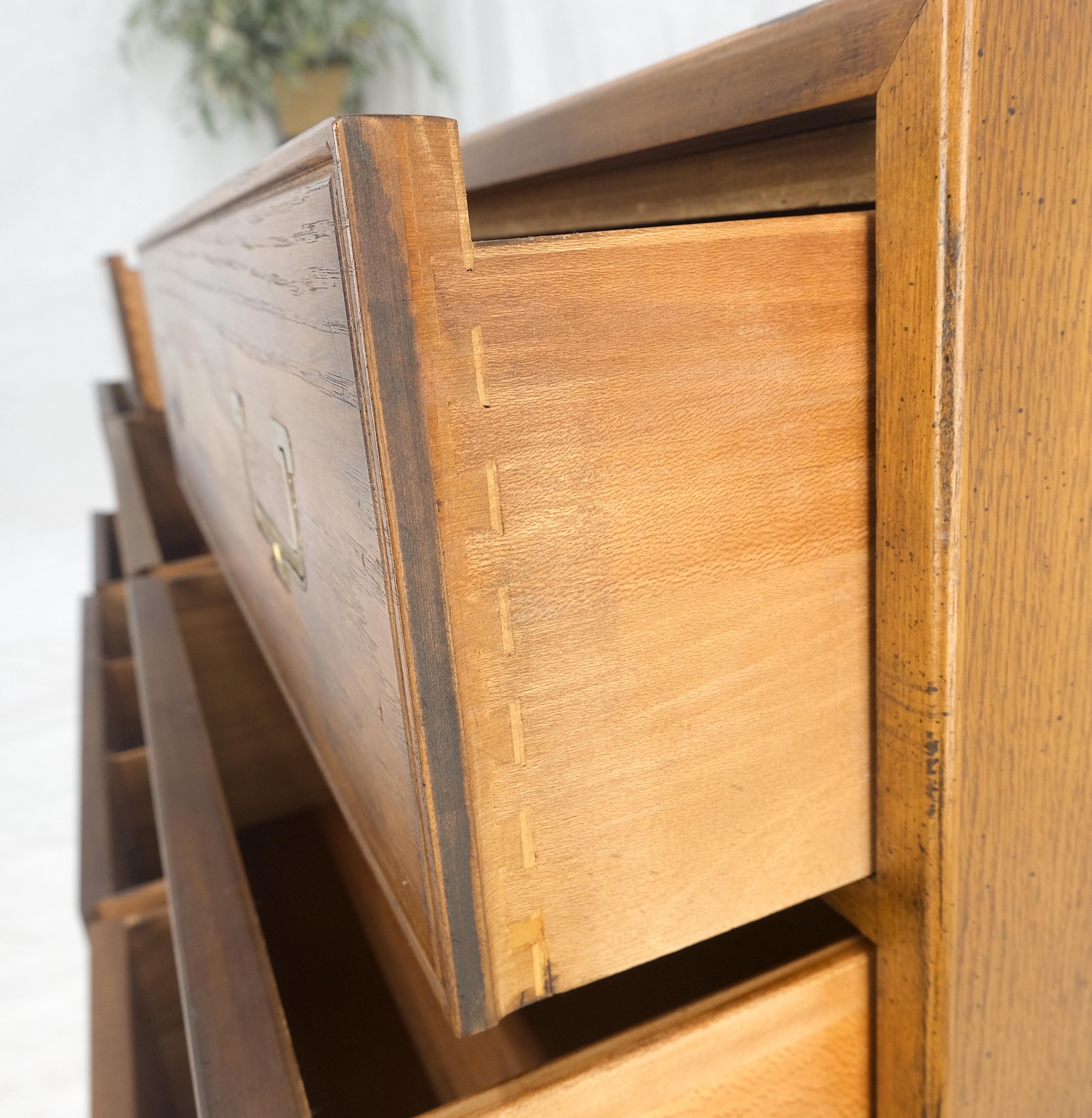 Américain Henredon 9 tiroirs Oak Campaigner Long Dresser Credenza Brass Pulls MINT ! en vente