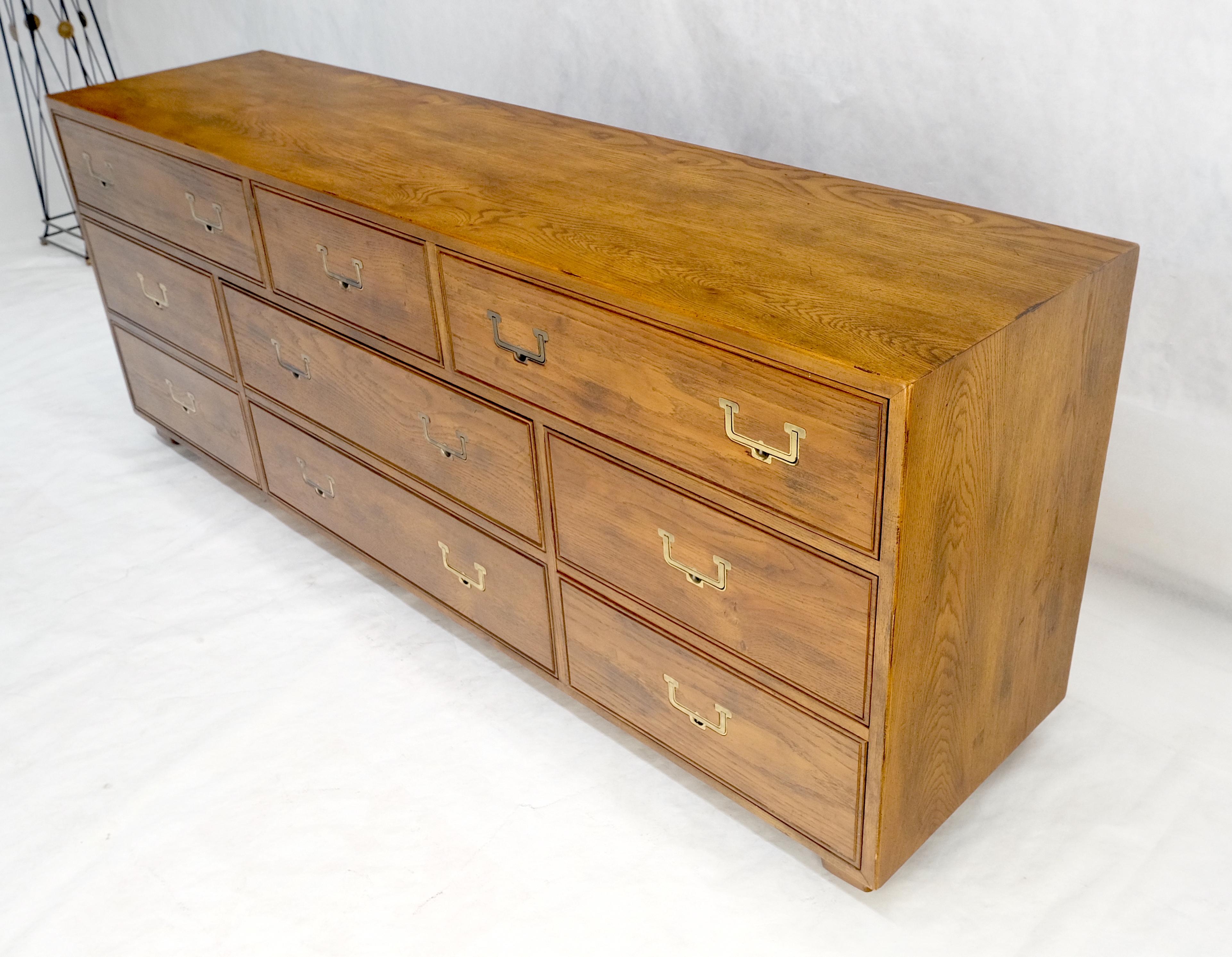 Laqué Henredon 9 tiroirs Oak Campaigner Long Dresser Credenza Brass Pulls MINT ! en vente