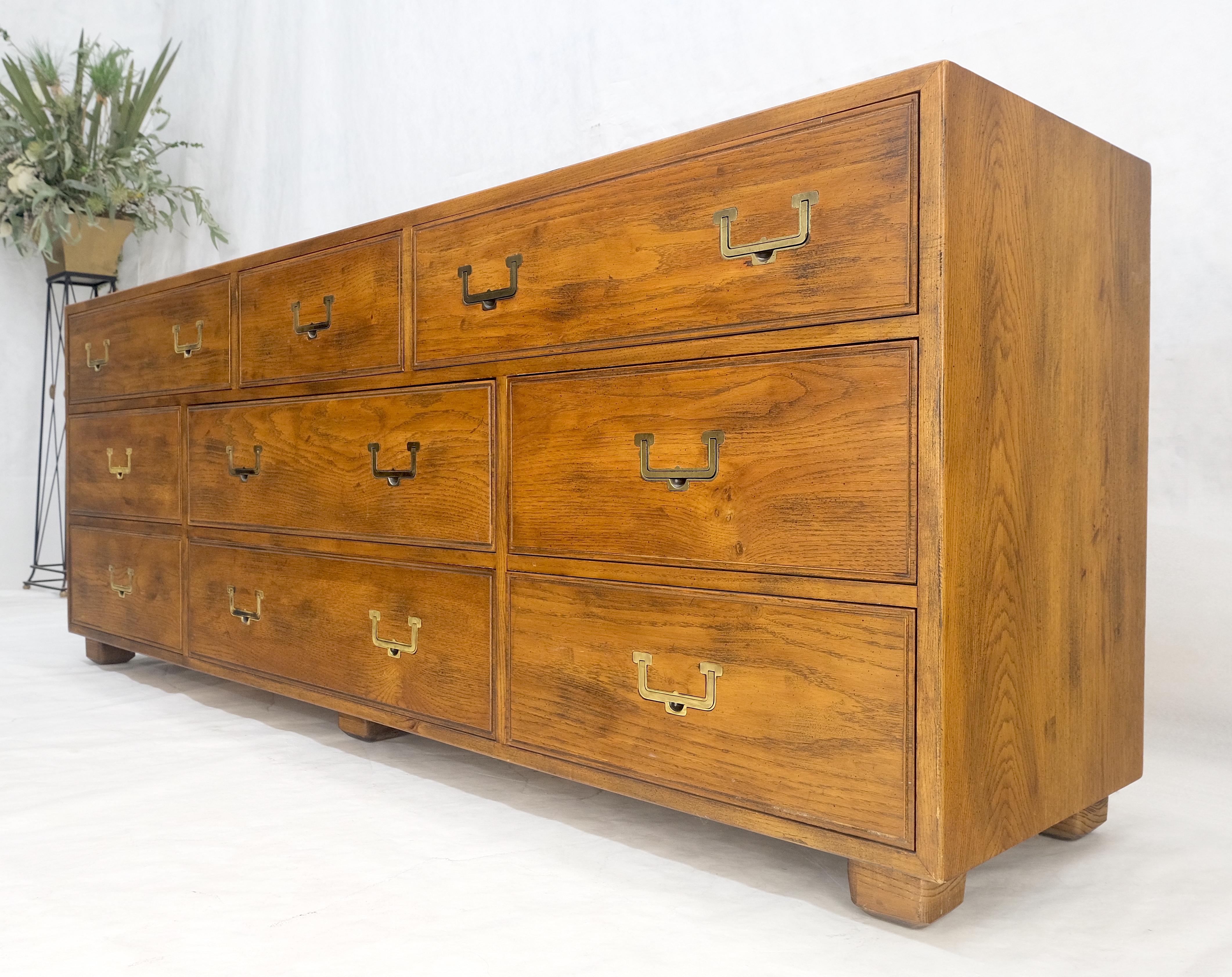 Henredon 9 tiroirs Oak Campaigner Long Dresser Credenza Brass Pulls MINT ! Bon état - En vente à Rockaway, NJ