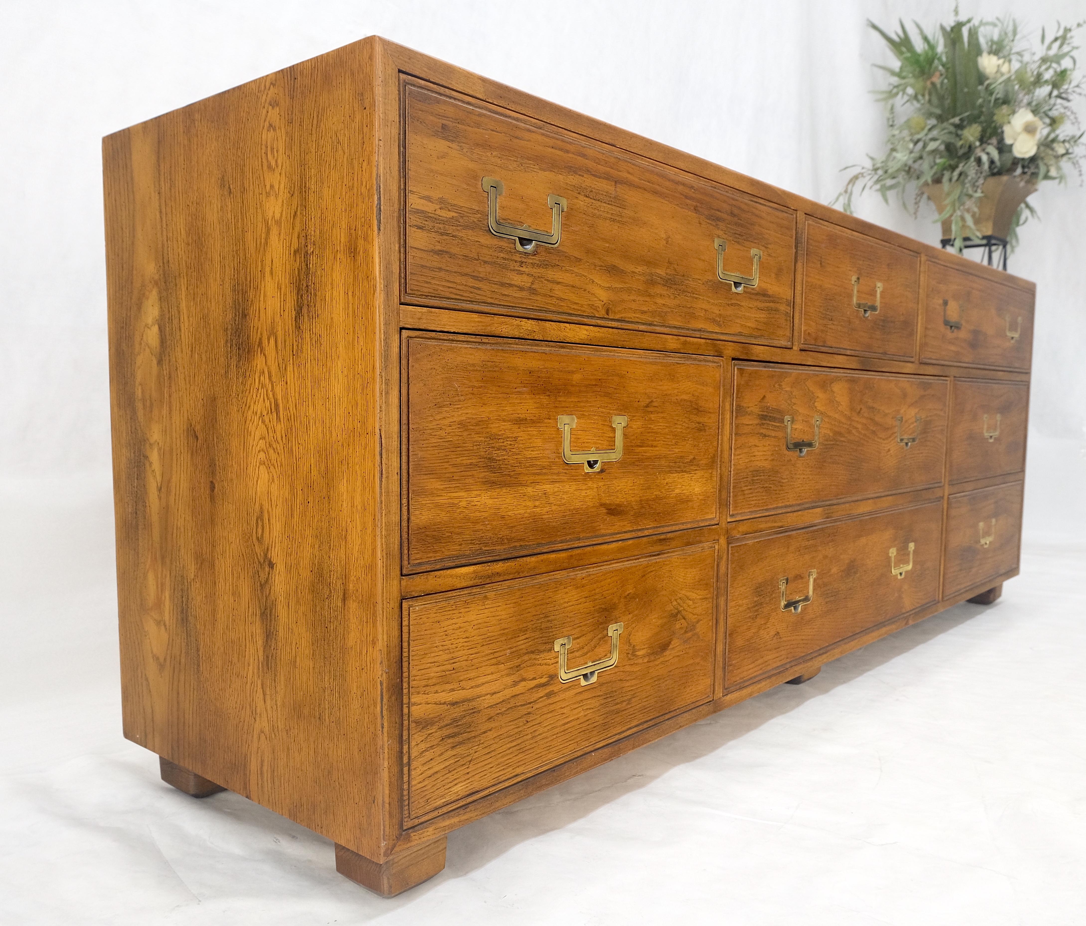 20ième siècle Henredon 9 tiroirs Oak Campaigner Long Dresser Credenza Brass Pulls MINT ! en vente