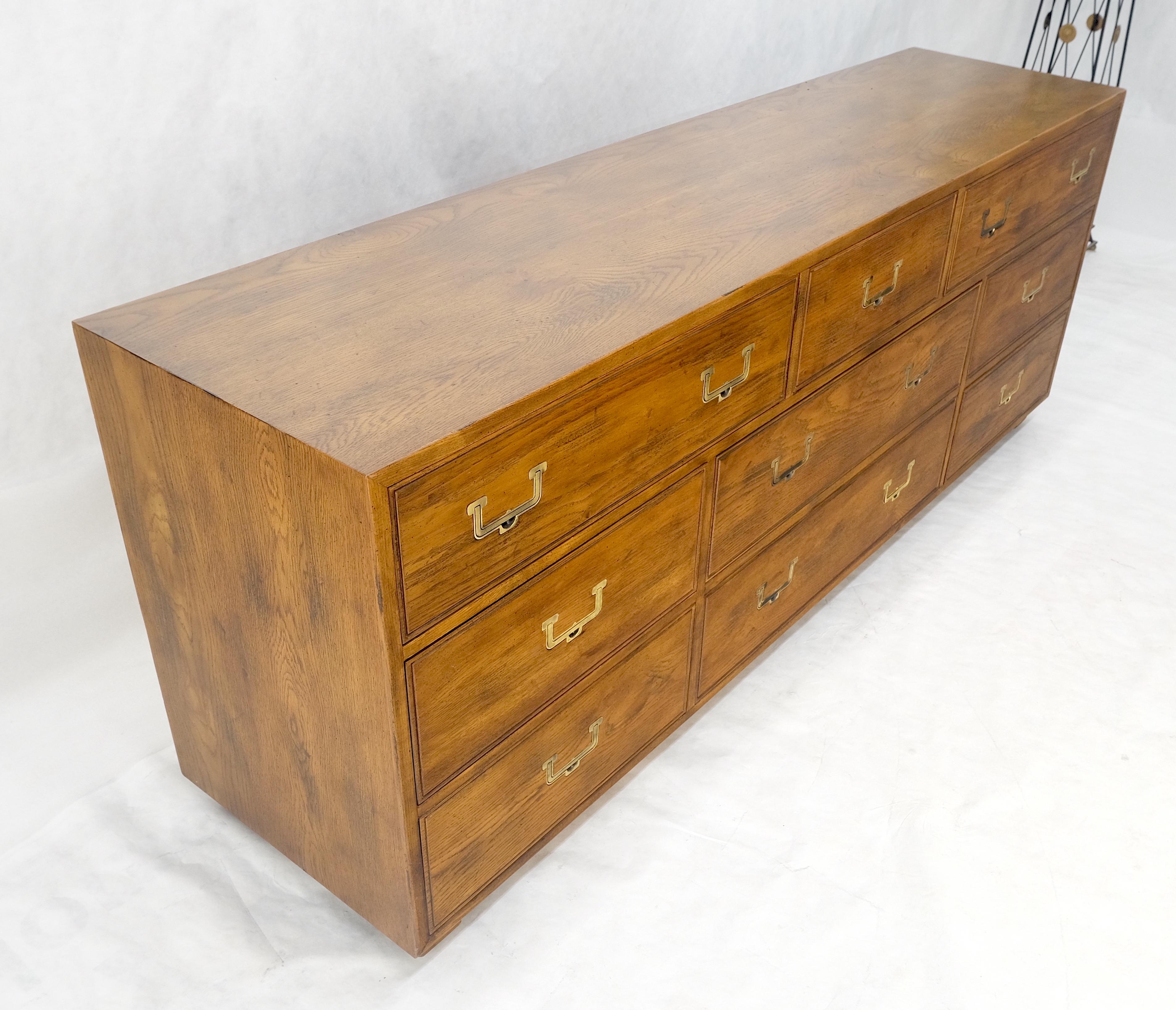 Laiton Henredon 9 tiroirs Oak Campaigner Long Dresser Credenza Brass Pulls MINT ! en vente
