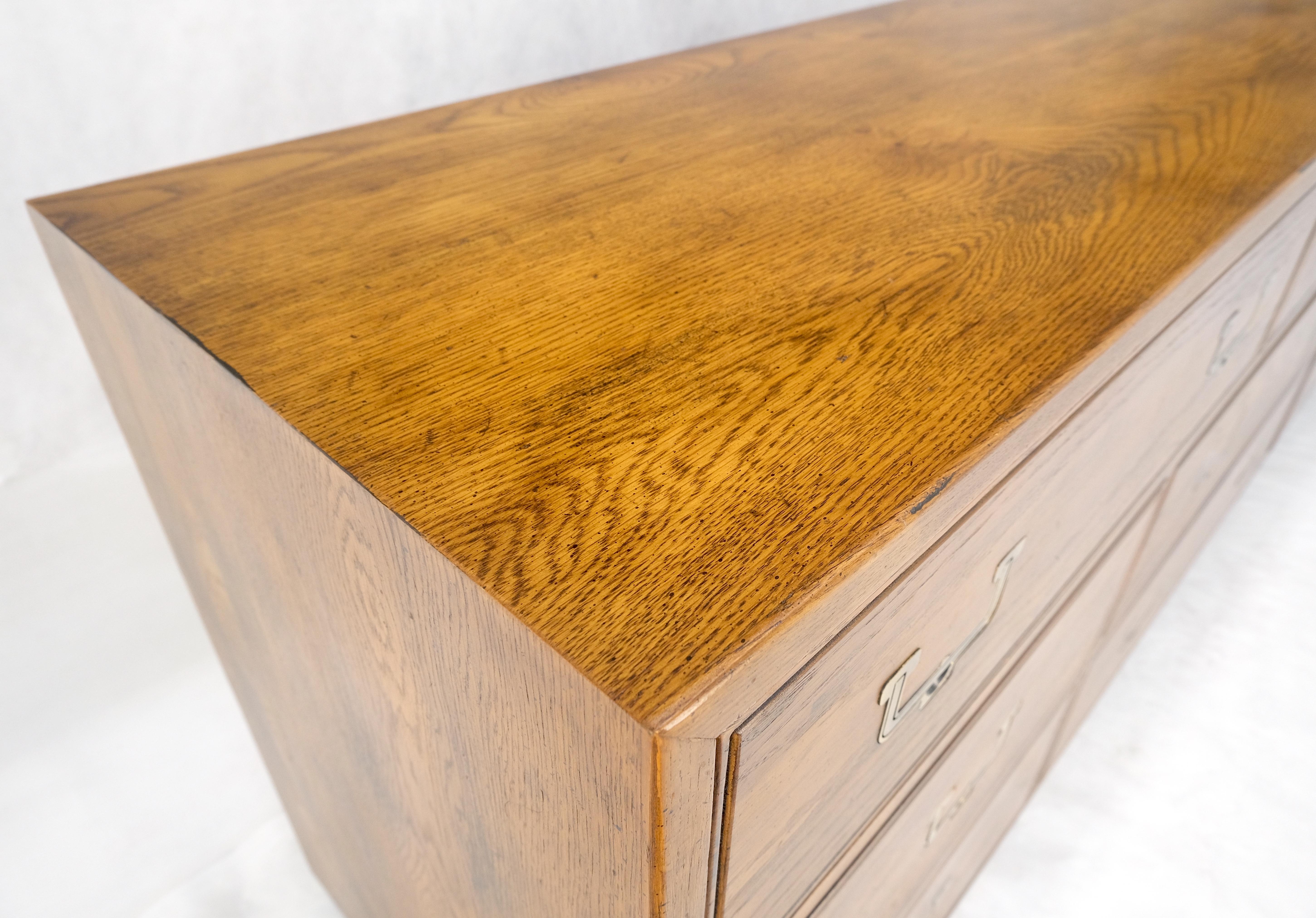 Henredon 9 tiroirs Oak Campaigner Long Dresser Credenza Brass Pulls MINT ! en vente 1