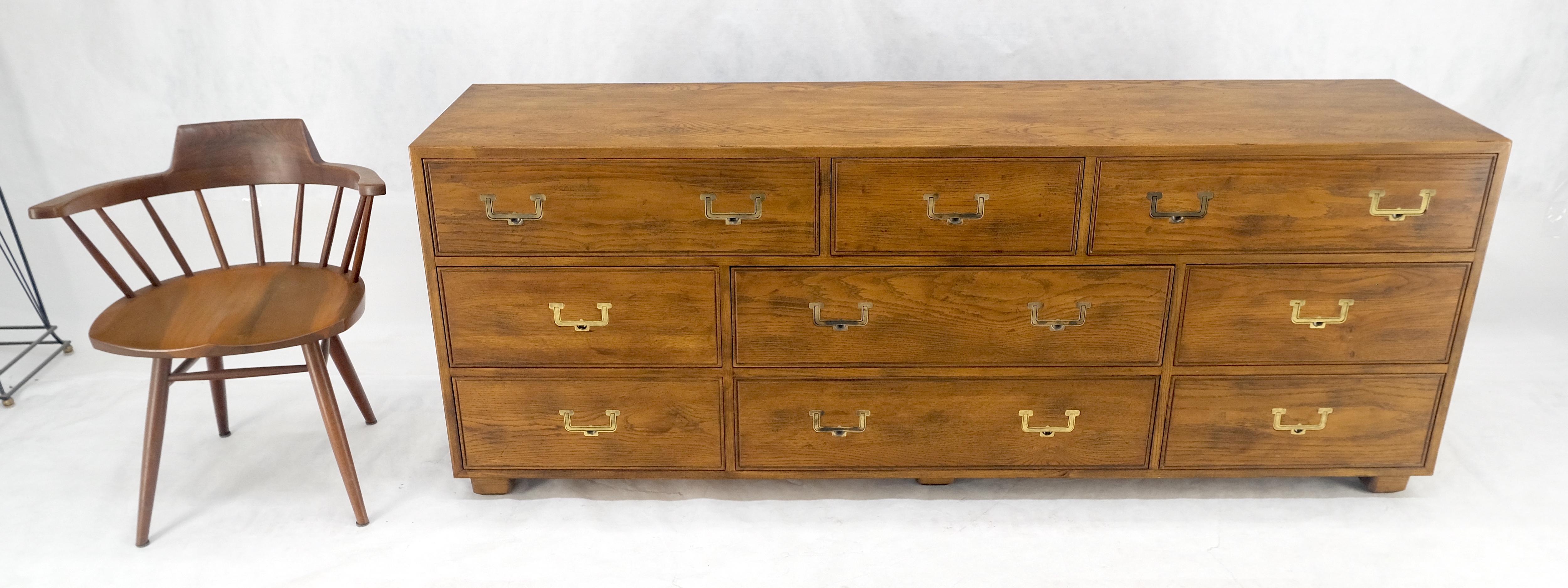 Henredon 9 tiroirs Oak Campaigner Long Dresser Credenza Brass Pulls MINT ! en vente 2