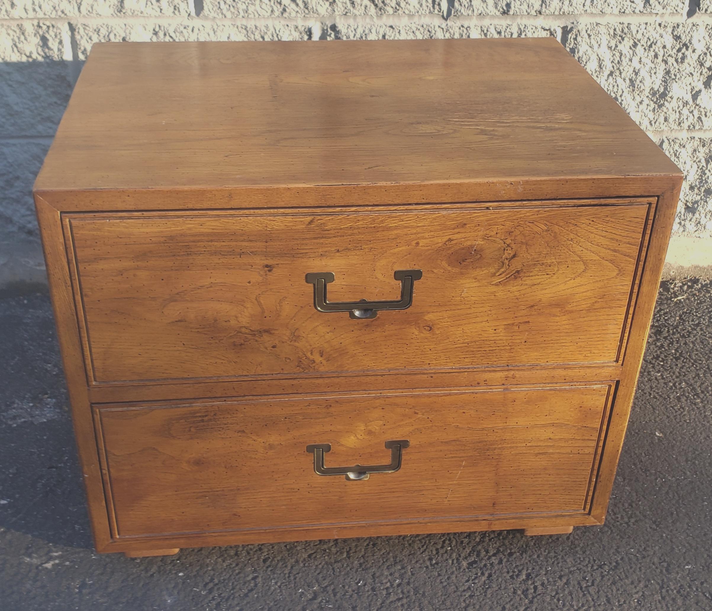 Nice Henrendon fine furniture oak and brass bedside chest nightstand form the n Artefact collection / good vintage condition. Some wear on top, commensurate with age and use. Measures 25