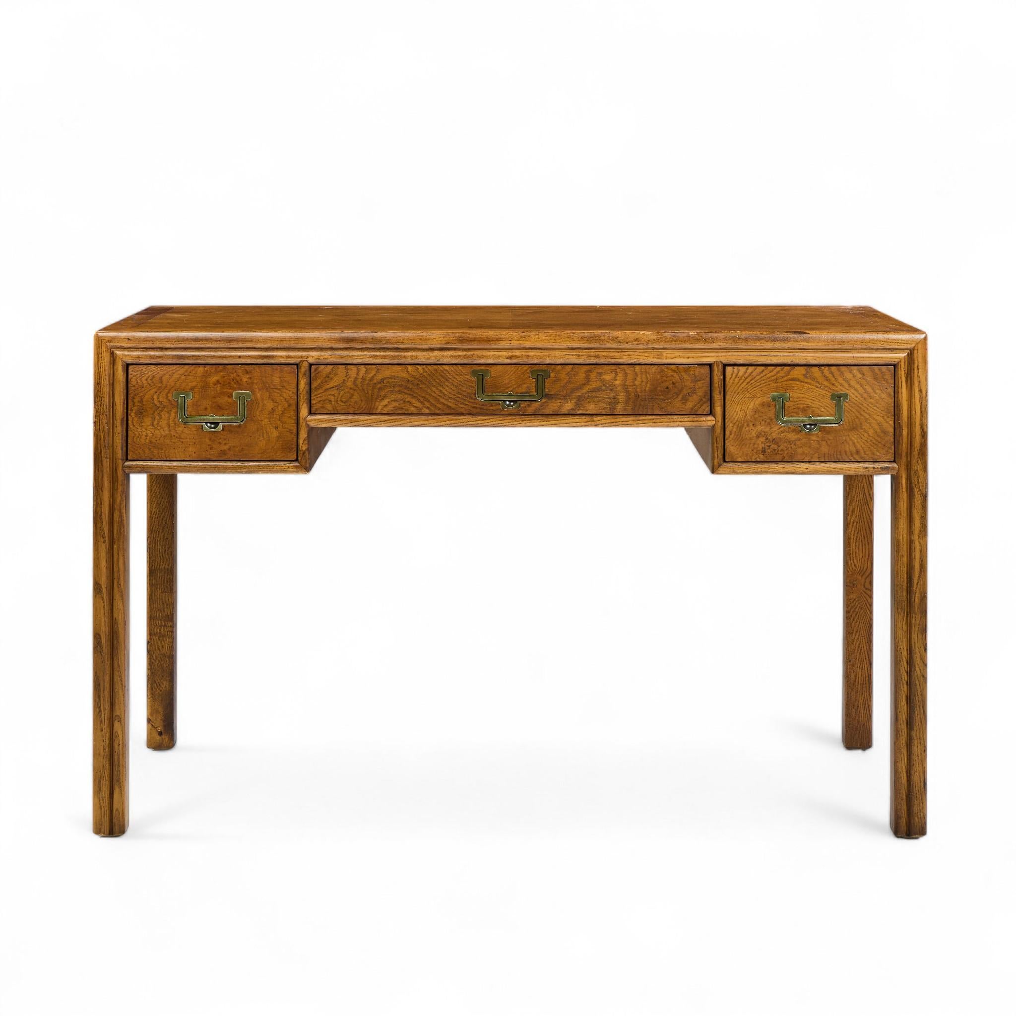 Henredon Artefacts Campaigner-Schreibtisch aus Eiche und Messing

Dieser Schreibtisch misst: 50 breit x 25 tief x 30,5 hoch, mit einem Stuhl Abstand von 24,75 Zoll

Wir machen unsere Fotos in einem Studio mit kontrollierter Beleuchtung, um so viele