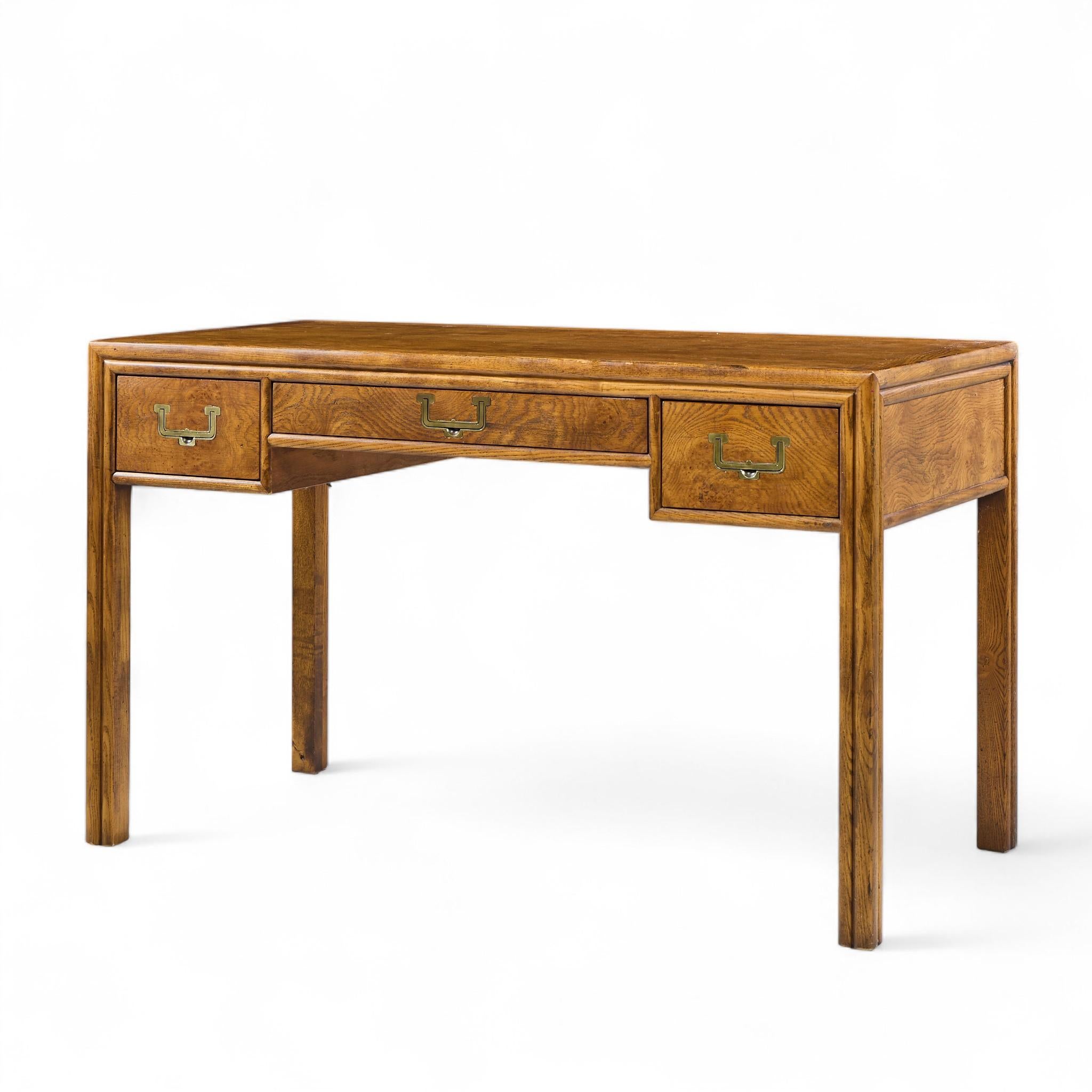 Henredon Artefacts Campaigner-Schreibtisch aus Eiche und Messing (Kampagne) im Angebot