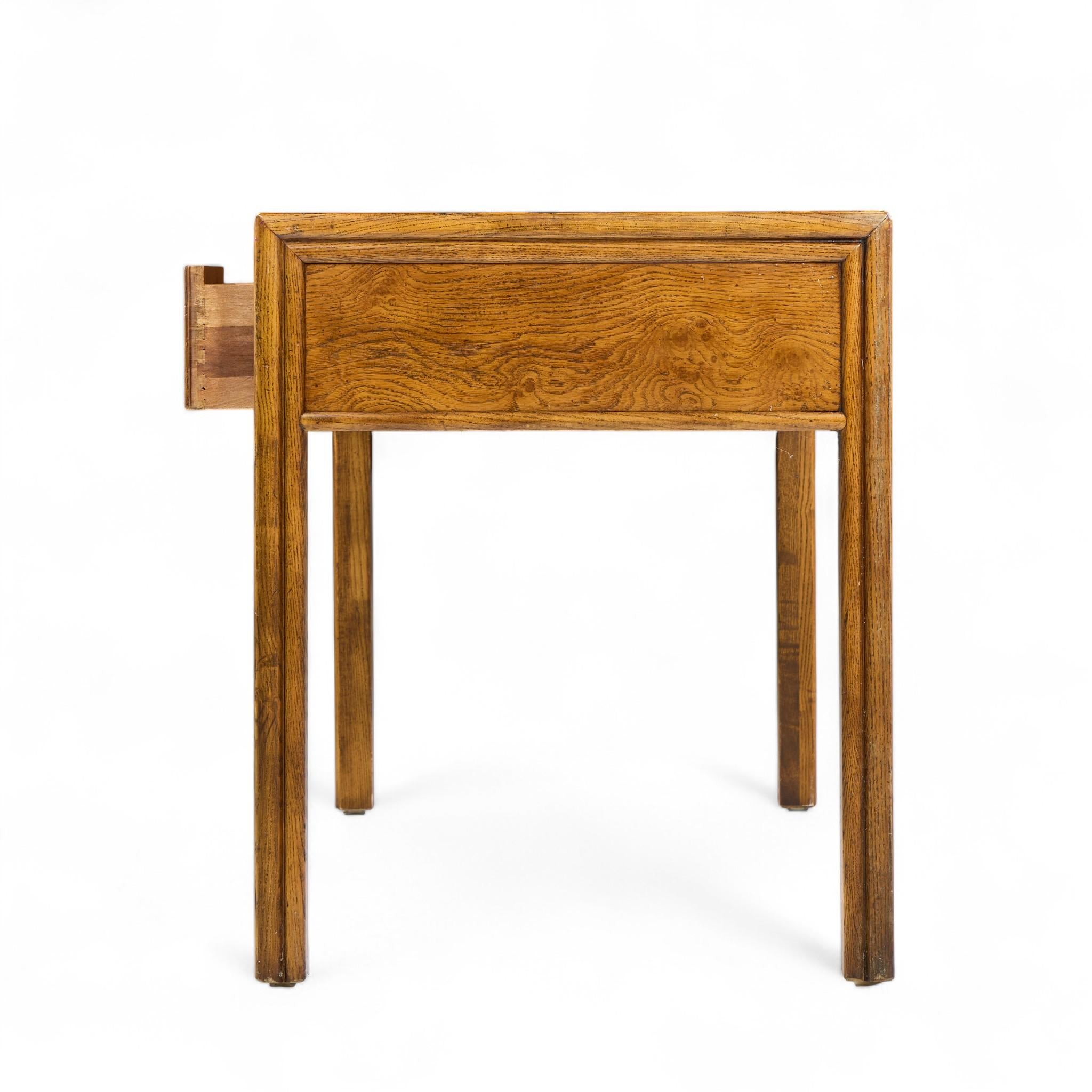 Henredon Artefacts Campaigner-Schreibtisch aus Eiche und Messing im Zustand „Gut“ im Angebot in Franklin Park, IL