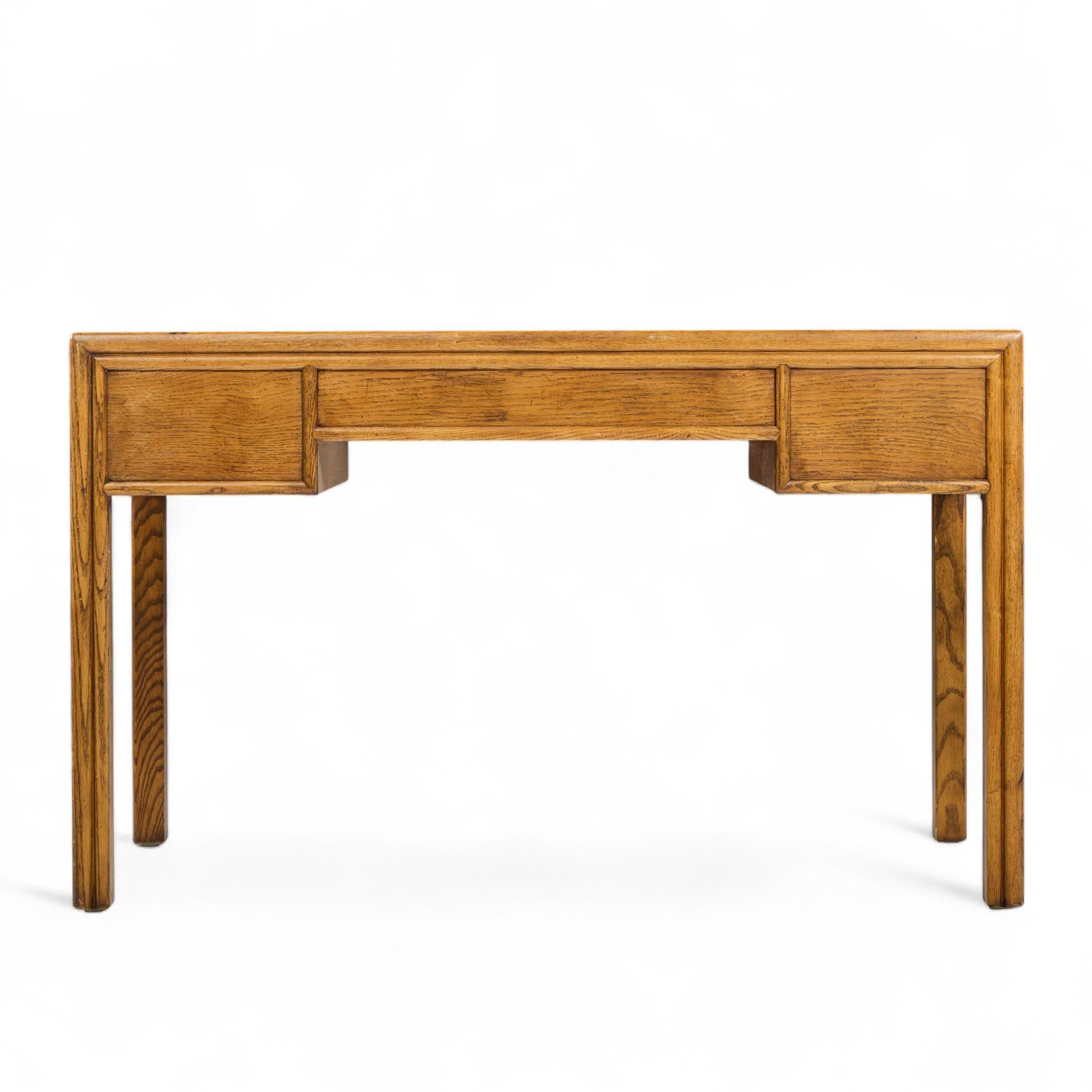 Henredon Artefacts Campaigner-Schreibtisch aus Eiche und Messing (20. Jahrhundert) im Angebot