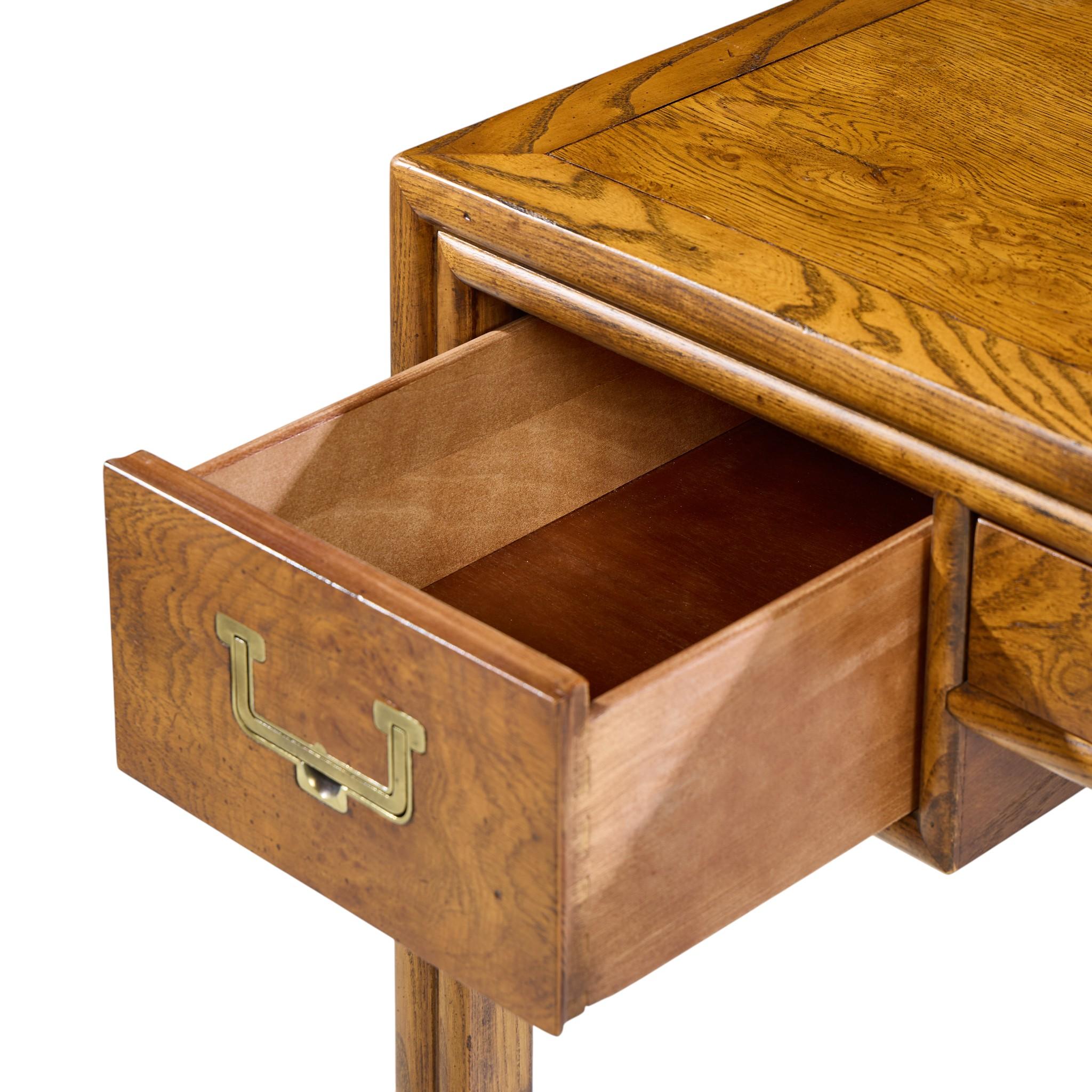 Henredon Artefacts Campaigner-Schreibtisch aus Eiche und Messing im Angebot 1