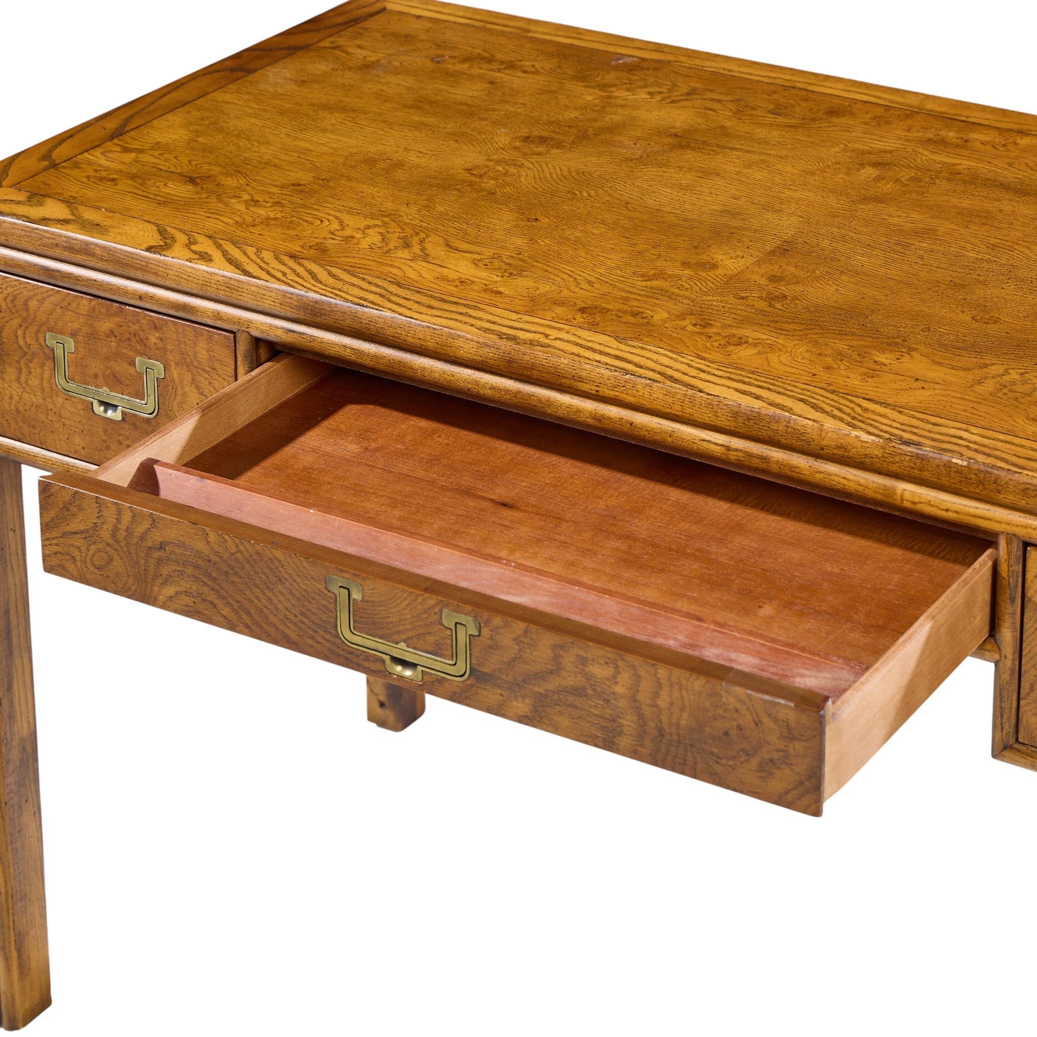 Henredon Artefacts Campaigner-Schreibtisch aus Eiche und Messing im Angebot 2