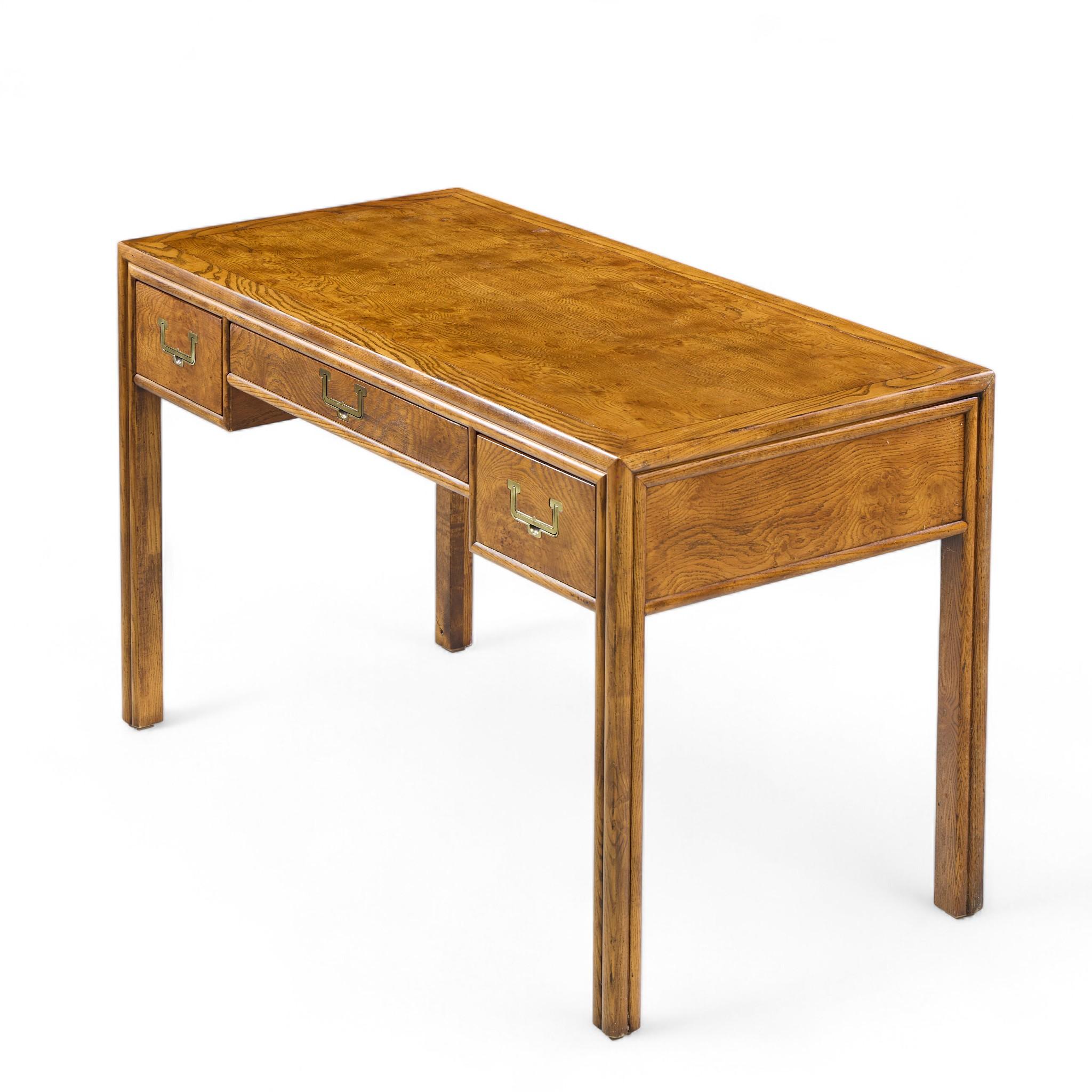 Henredon Artefacts Campaigner-Schreibtisch aus Eiche und Messing im Angebot 3