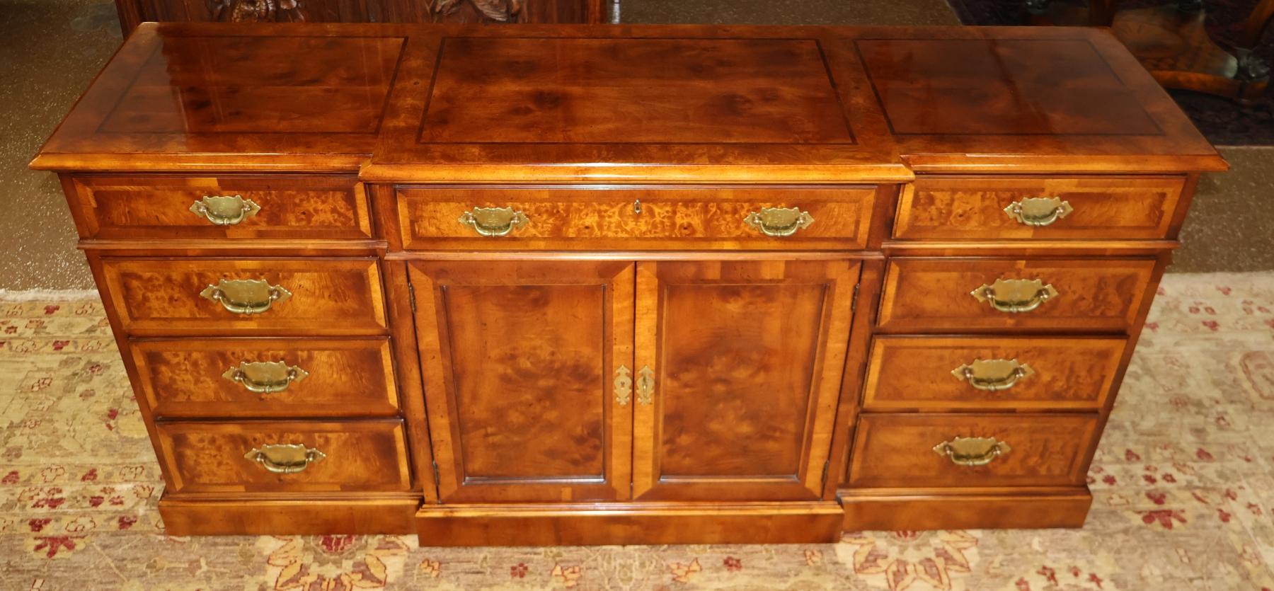 Henredon Ashton Court Burl Walnut Sideboard Server Buffet

Dimensions : 72