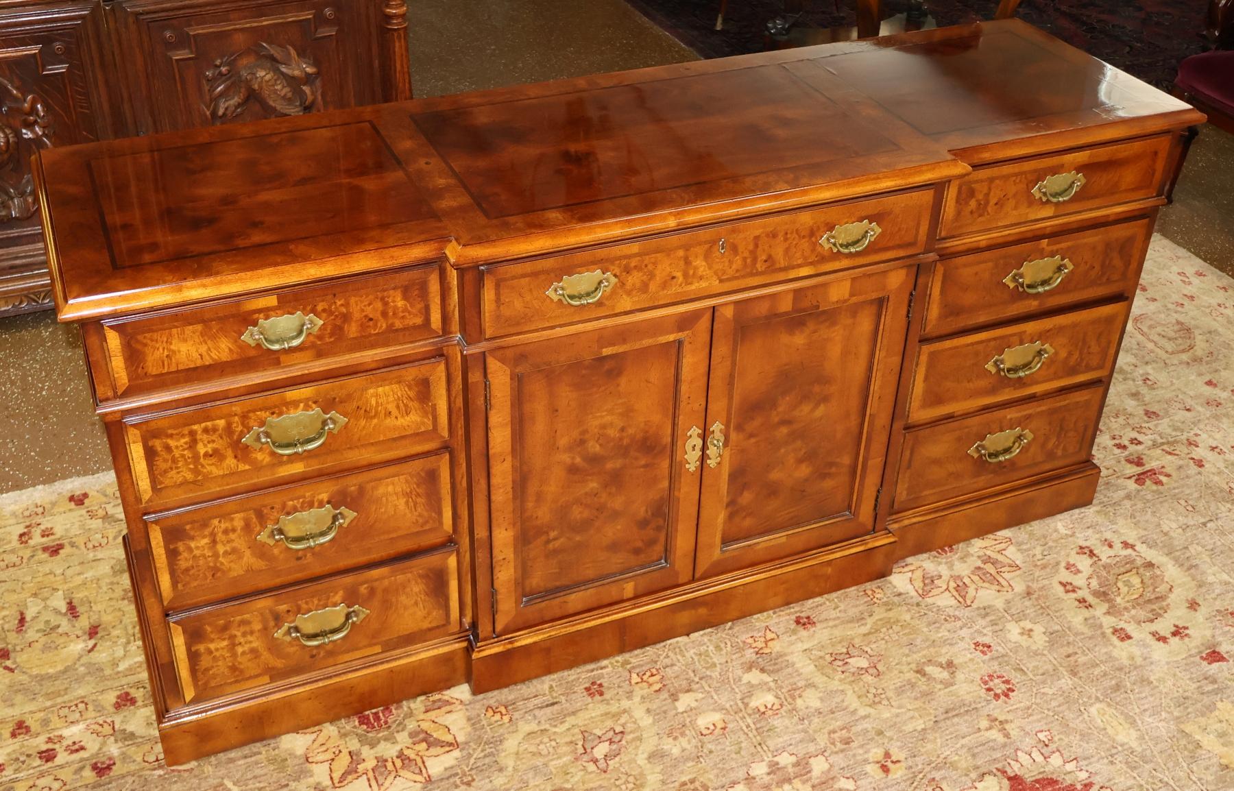 Hepplewhite Henredon Ashton Court Burl Walnut Sideboard Server Buffet For Sale