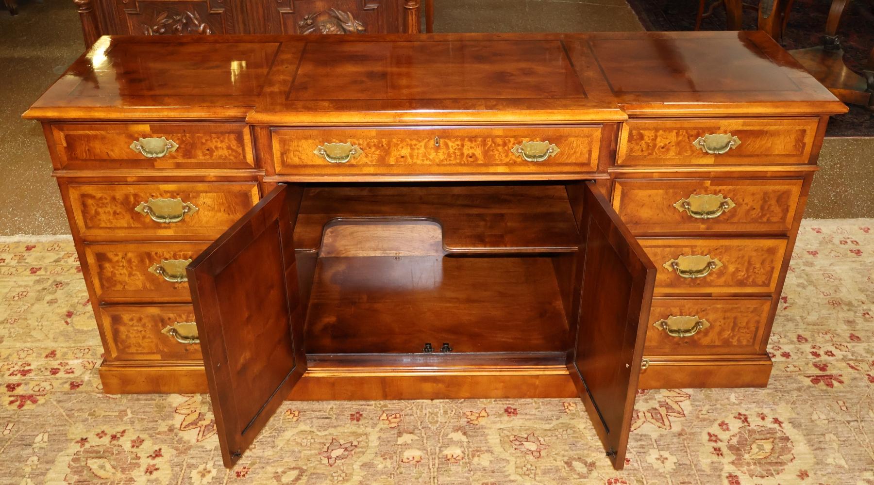 Henredon Ashton Court Burl Walnut Sideboard Server Buffet In Good Condition For Sale In Long Branch, NJ